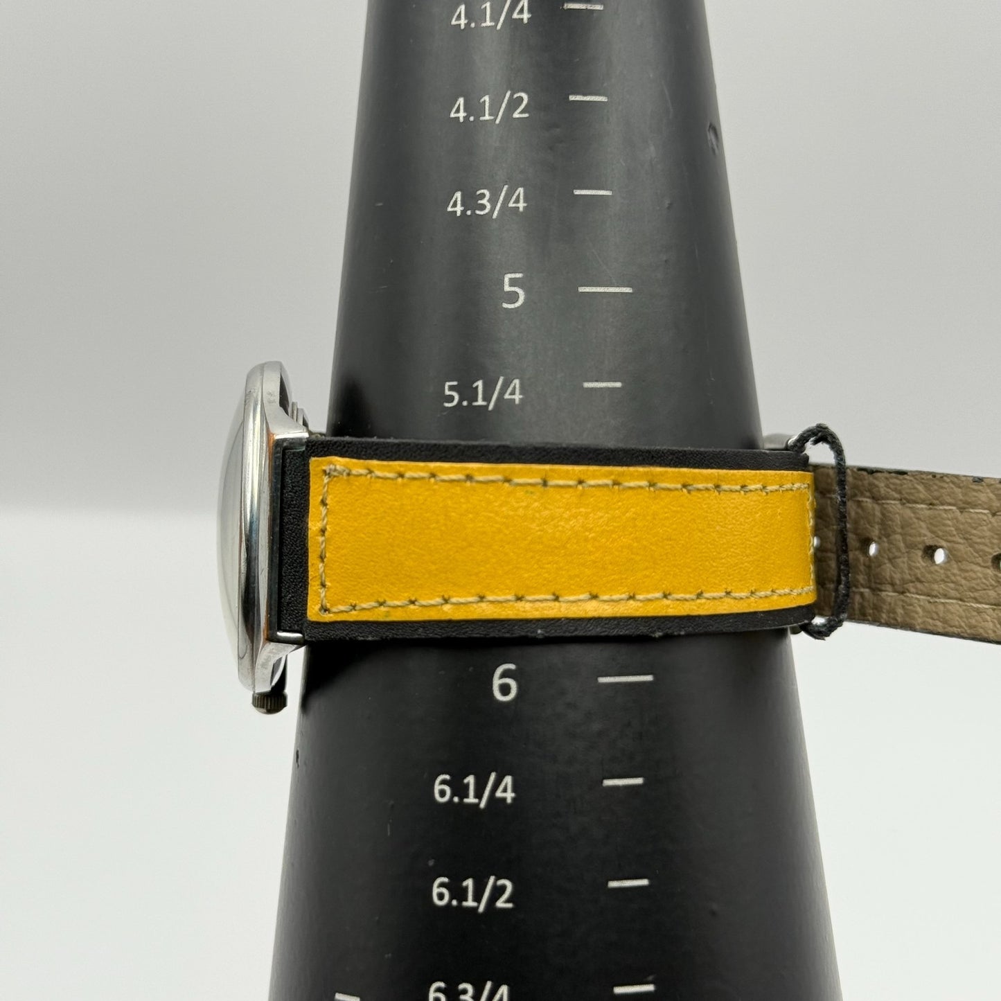 Scene Ladies Quartz Watch Black Dial Yellow Leather Strap Working 32mm