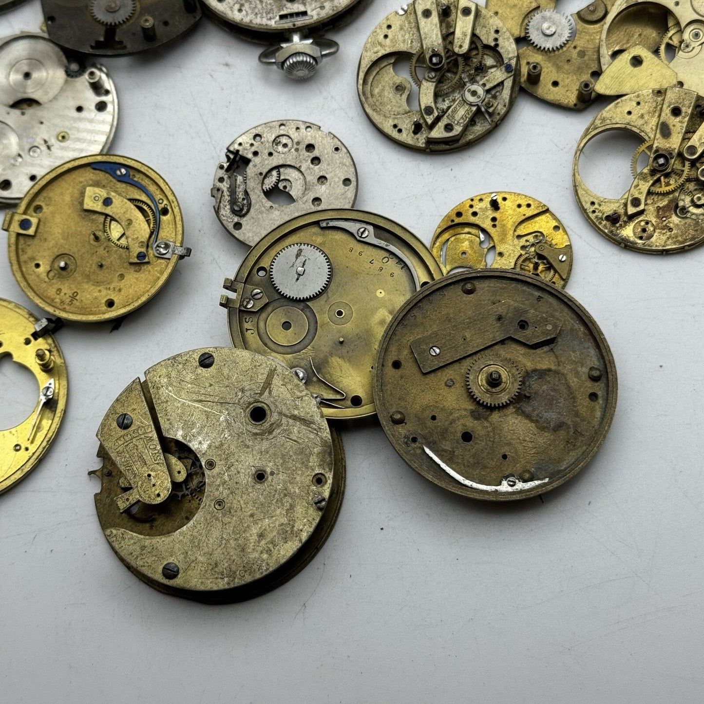 620 Grams Job Lot Of Pocket Watch Movements Parts For Spares / Repairs / Parts