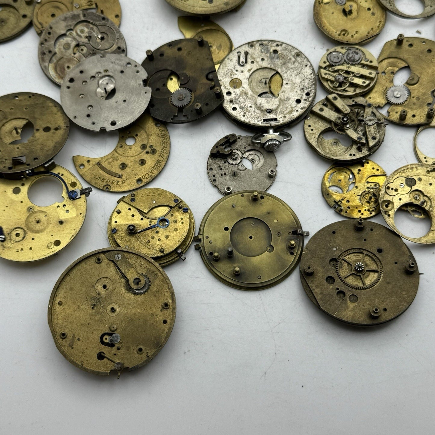 620 Grams Job Lot Of Pocket Watch Movements Parts For Spares / Repairs / Parts