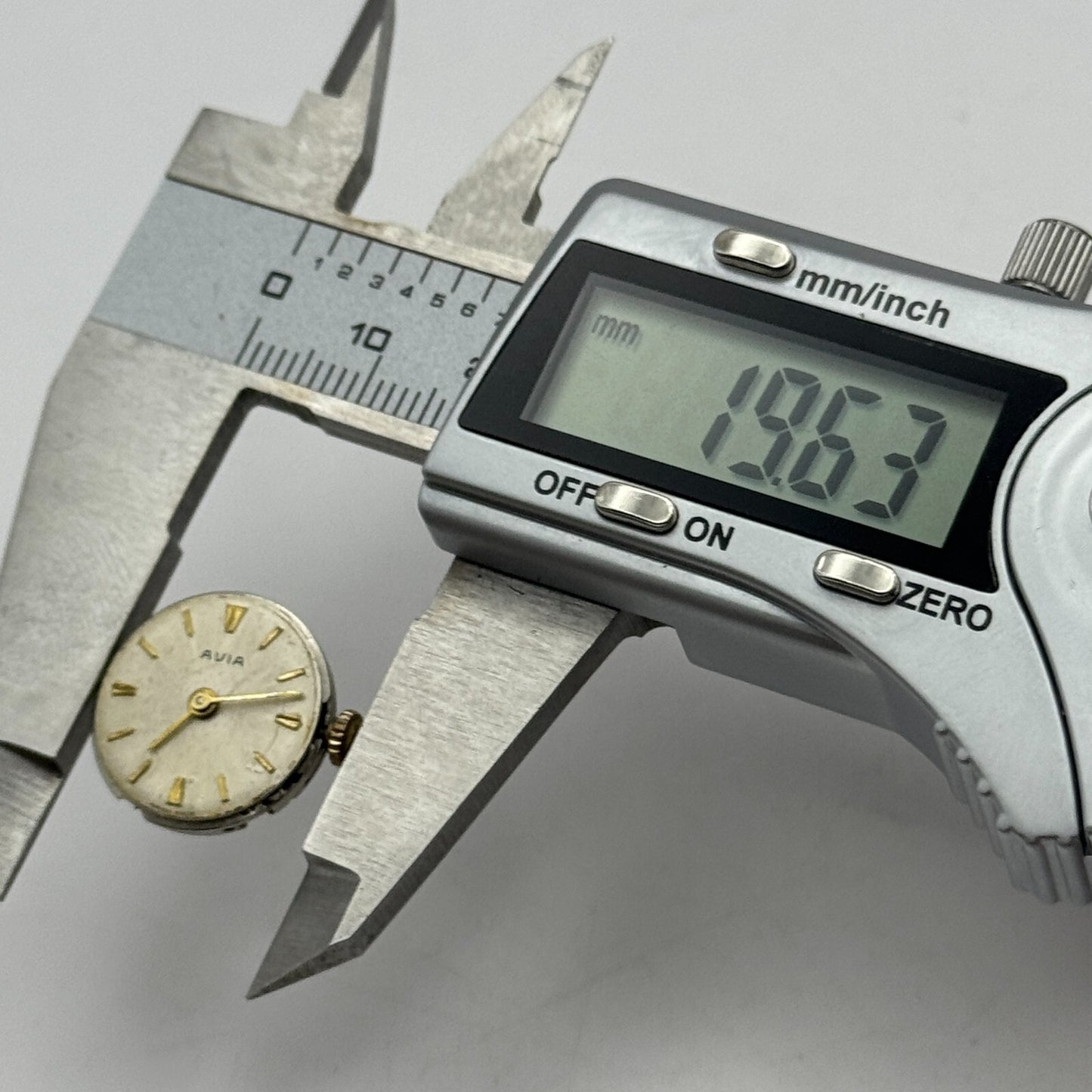17.5mm Ladies Avia Felsa F 4023 Manual Wind Watch Movement Swiss Vintage PARTS