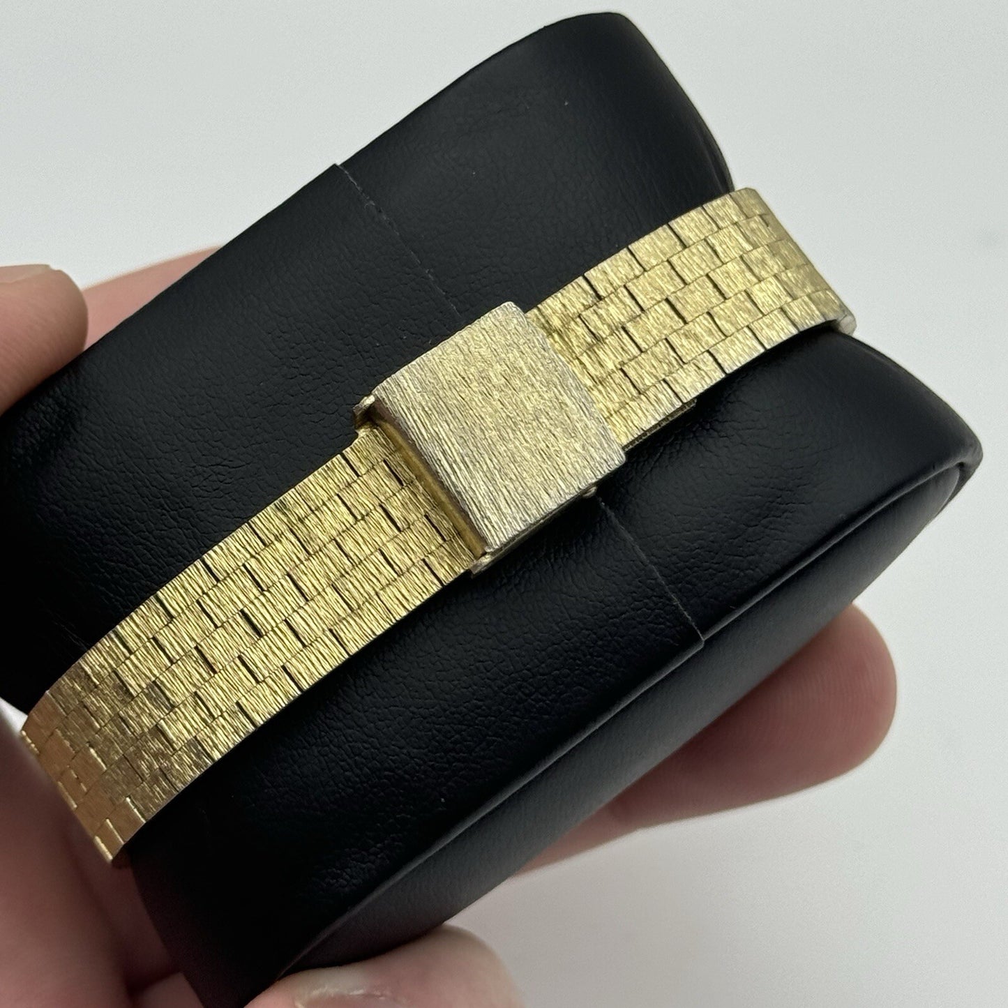 16mm WORKING Ladies Gillex Swiss Gold Tone Bark Affect Manual Wind Vintage Watch