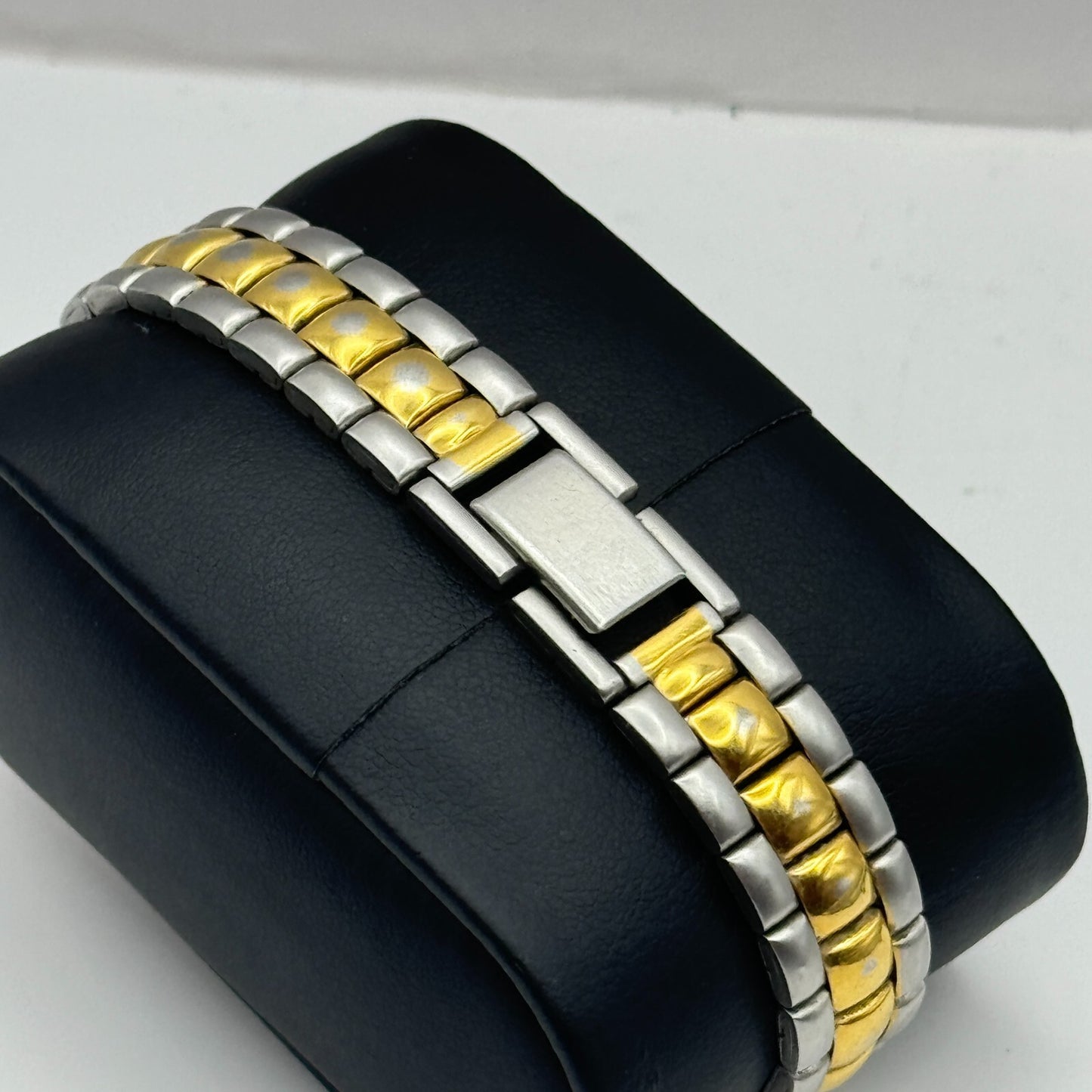 24mm Working Ladies Accurist 813000 Two Tone Vintage Quartz Watch Japan 7.3 Inch