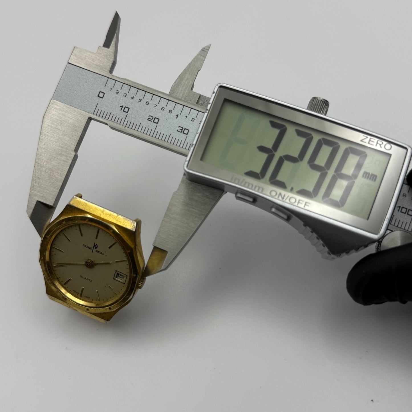 EB 870.111 Grand Swiss Quartz Watch Gold Tone Date 33mm UNTESTED PARTS REPAIR