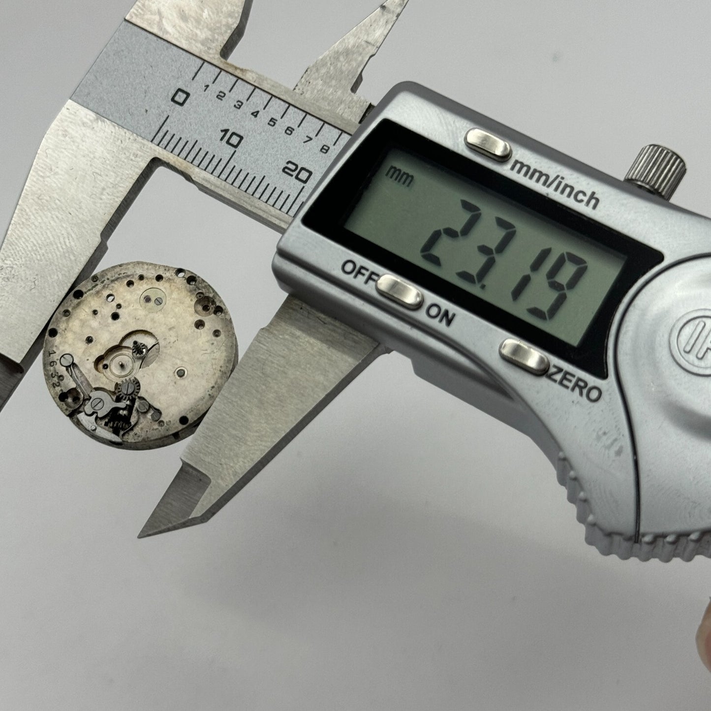 23.2mm Possibly Movado 15 Jewels 4 Adjustments Manual Wind Watch Movement PARTS