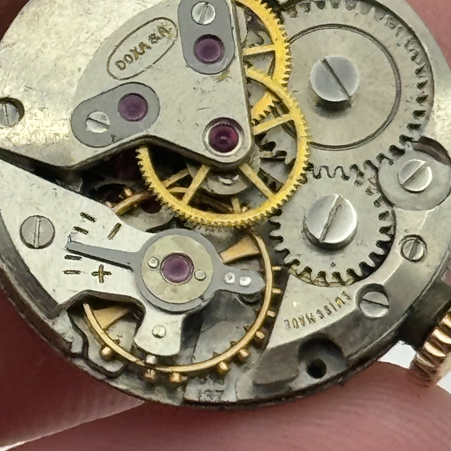 19.6mm Doxa Cal 137 8 3/4 Manual Wind Watch Movement Swiss Made Vintage PARTS
