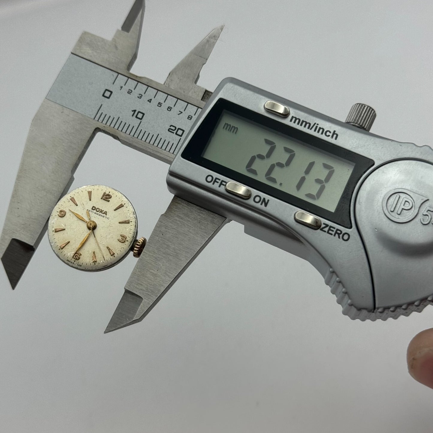 19.6mm Doxa Cal 137 8 3/4 Manual Wind Watch Movement Swiss Made Vintage PARTS