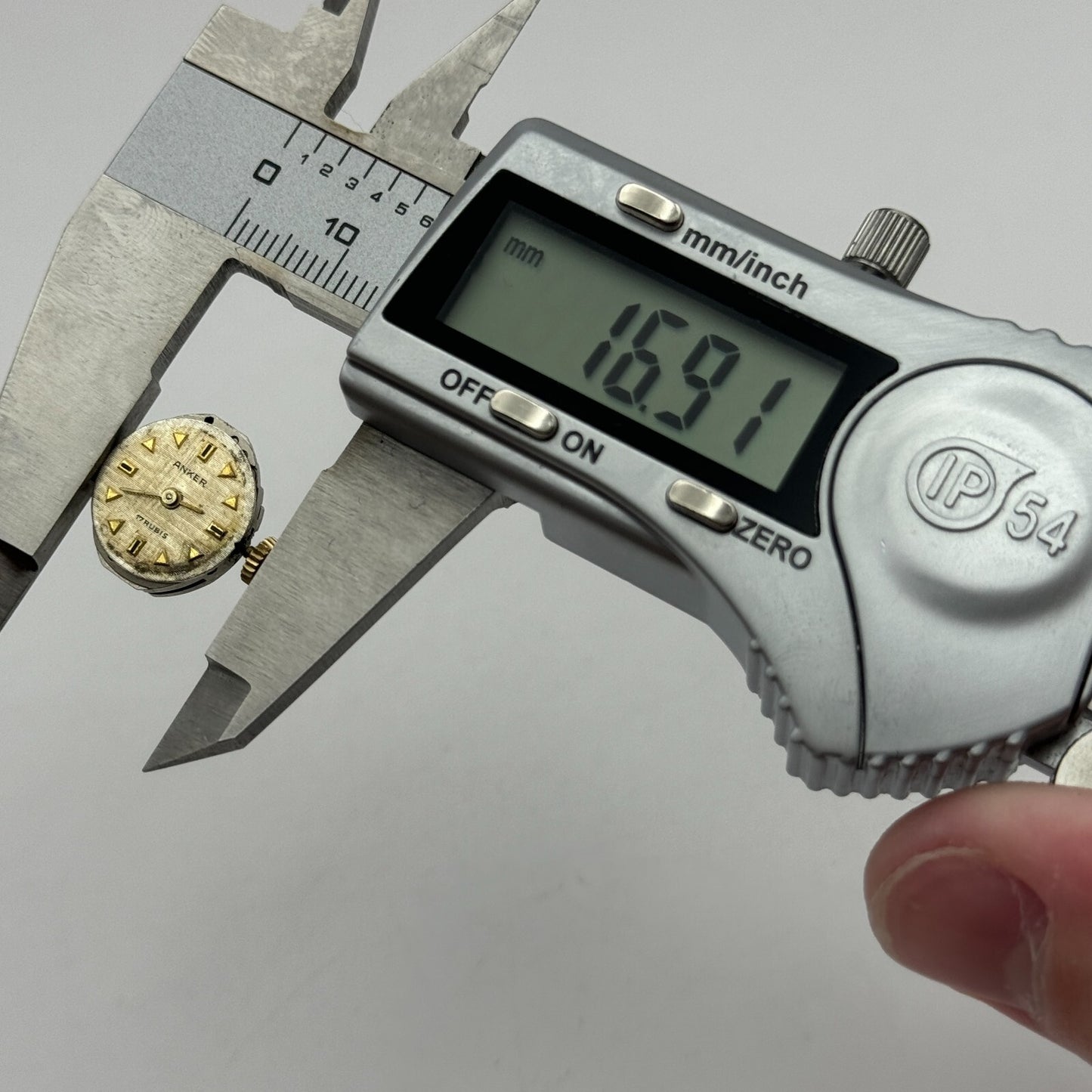 13mm Ladies Anker PUW 1075 Manual Wind Watch Movement 21600 Swiss Vintage PARTS