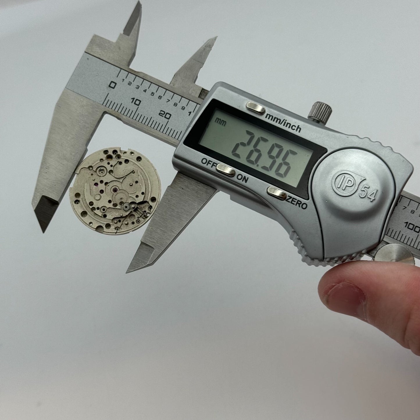 26.9mm Unidentified 3317 Manual Wind 17 Jewels Watch Movement Vintage PARTS