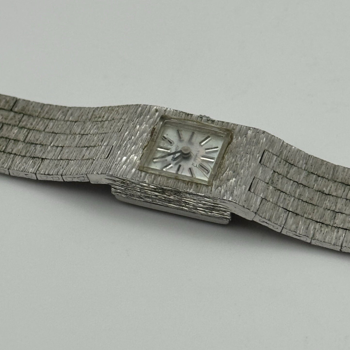 15mm WORKING Ladies Regency Silver Tone Bark Affect Manual Wind Vintage Watch