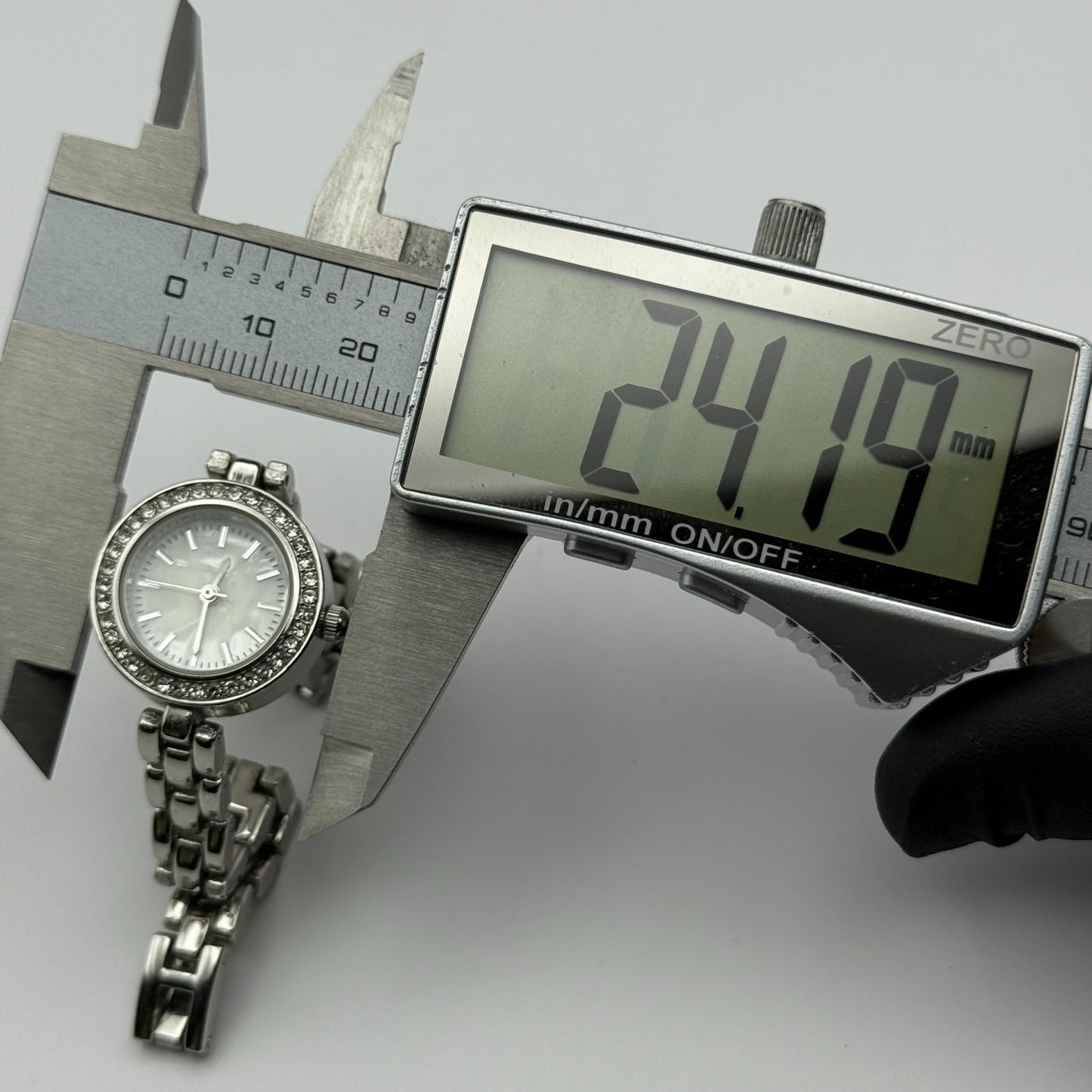 Avon Ladies Quartz Watch Mother of Pearl Dial Silver Tone Bracelet Working 21mm