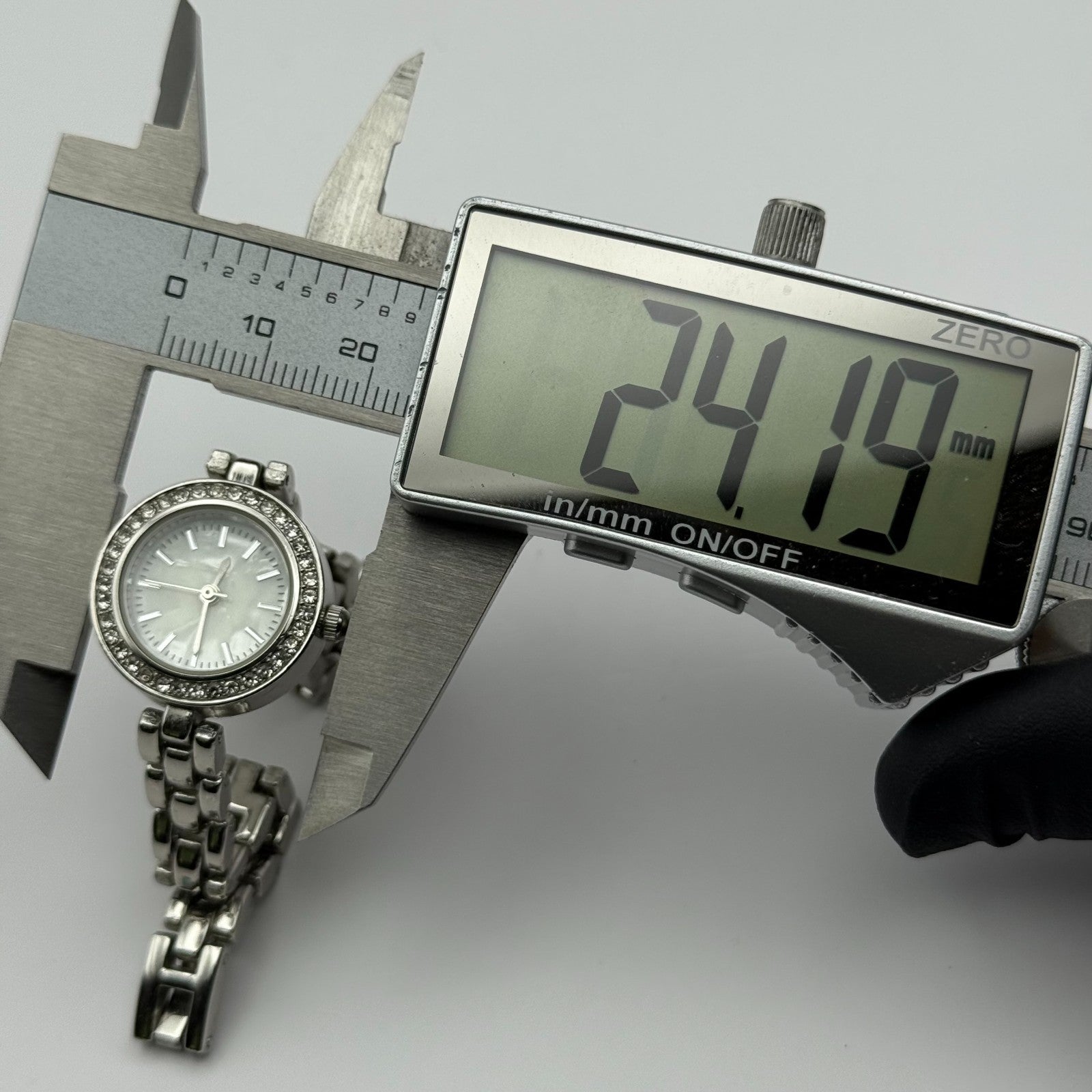 Avon Ladies Quartz Watch Mother of Pearl Dial Silver Tone Bracelet Working 21mm