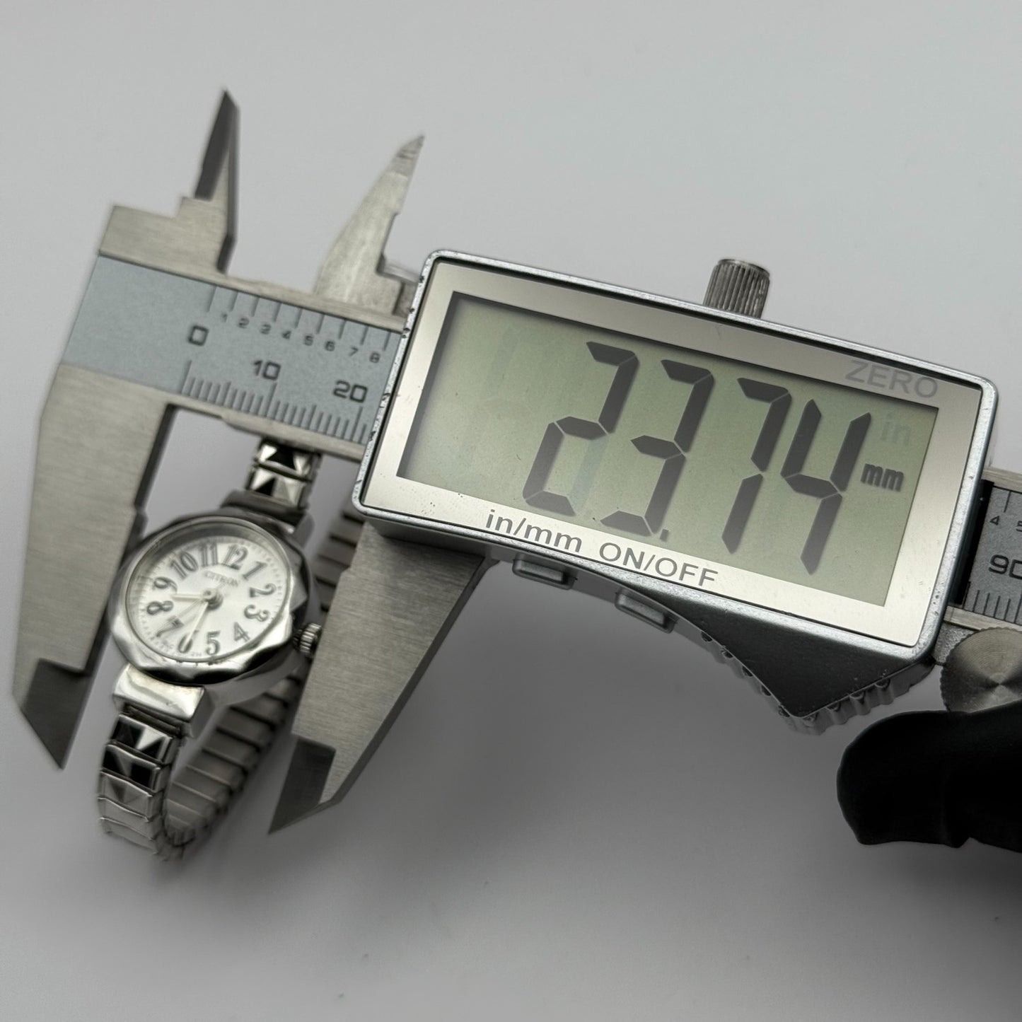 Citron Ladies Quartz Watch Silver Tone Expandable Band Steel Working 21mm