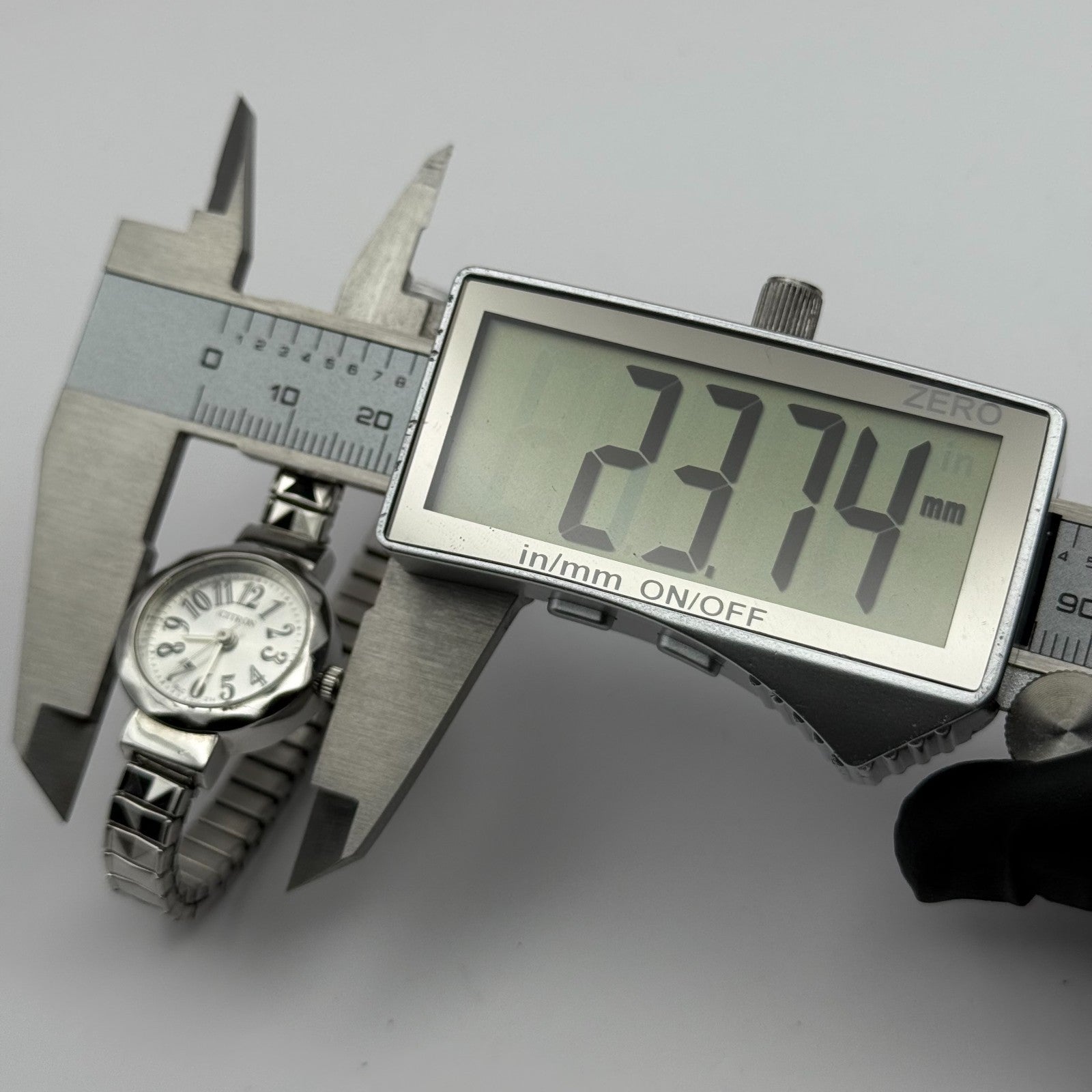 Citron Ladies Quartz Watch Silver Tone Expandable Band Steel Working 21mm