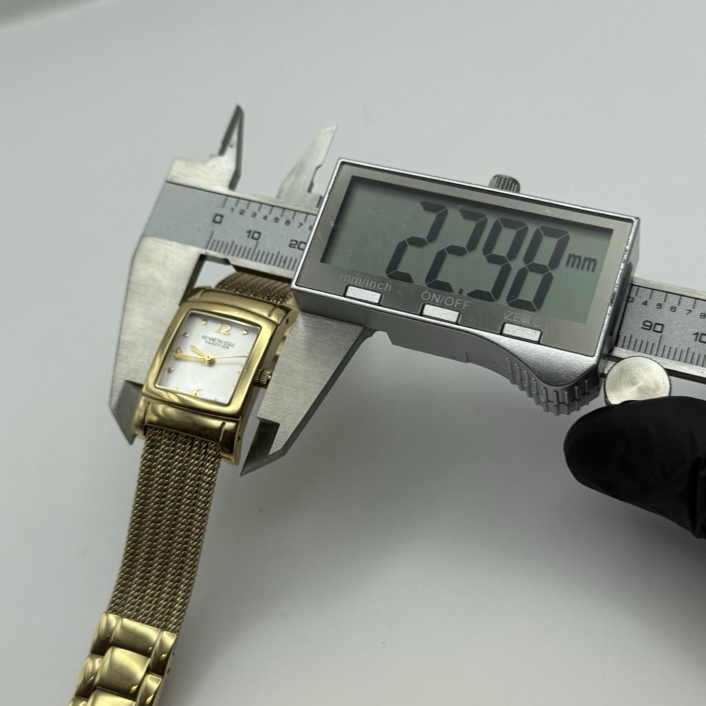 21mm Working Ladies Kenneth Cole Reaction Gold Plated Quartz Watch 6.5 Inches