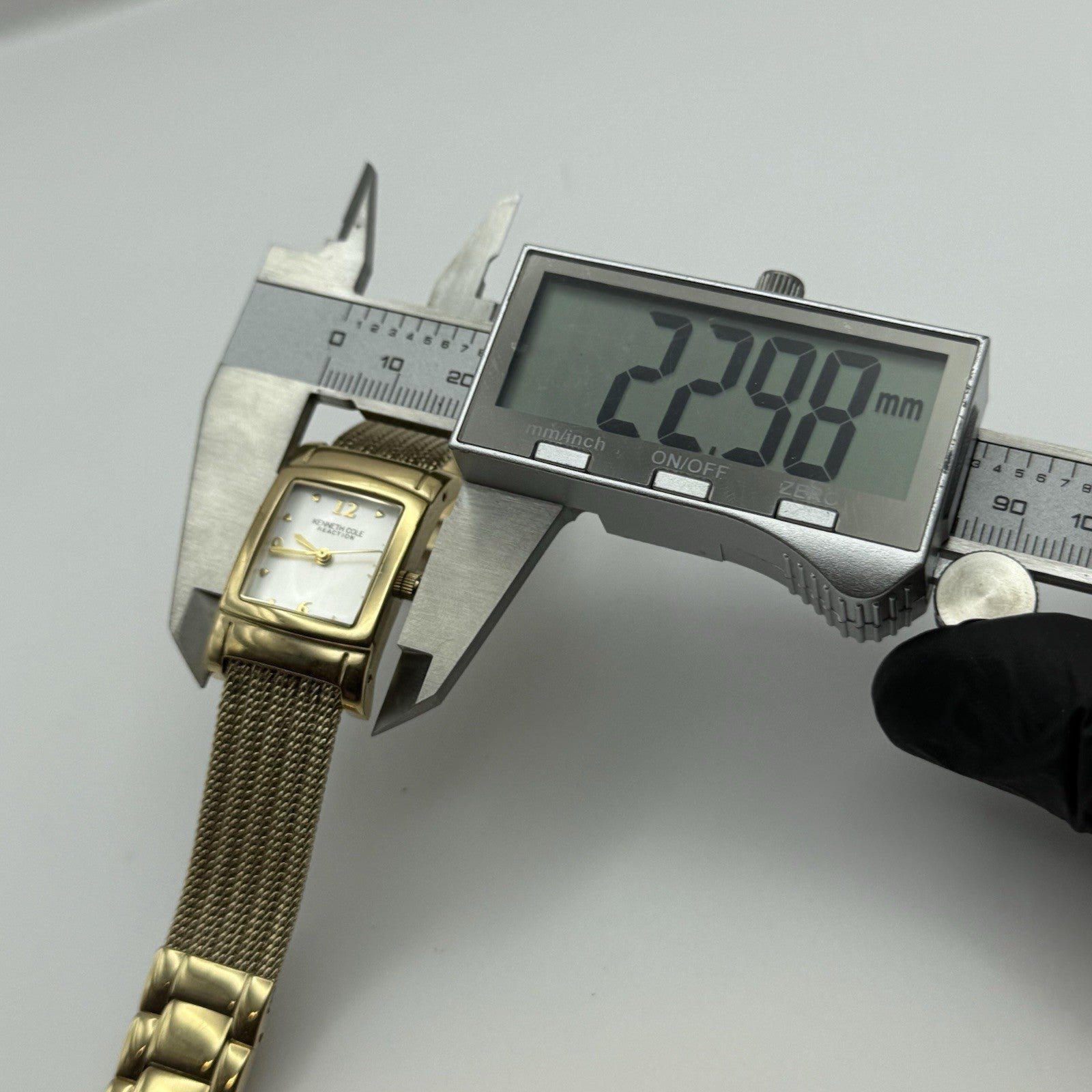 21mm Working Ladies Kenneth Cole Reaction Gold Plated Quartz Watch 6.5 Inches