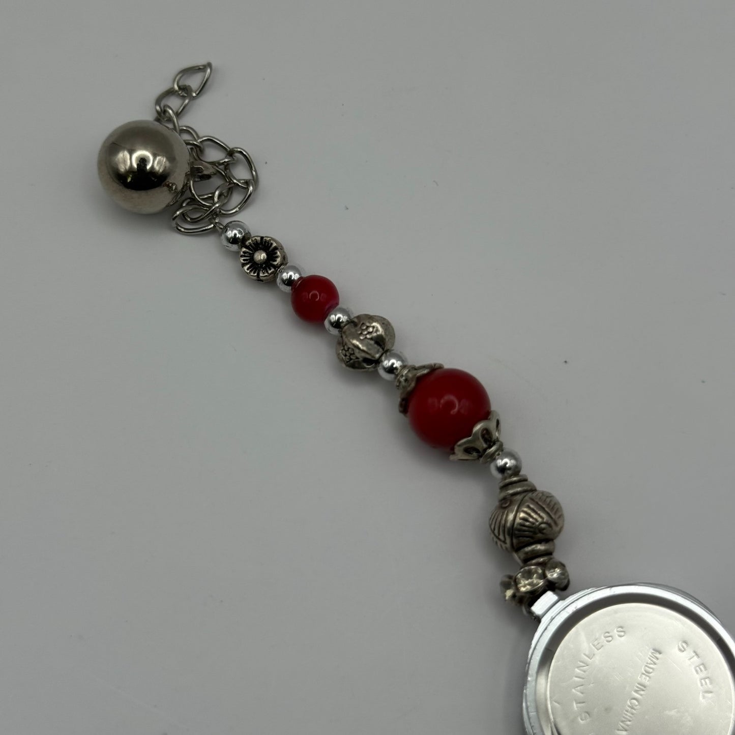 YLQ Ladies Quartz Watch Crystal Accent Case Red Beaded Bracelet Working 25mm