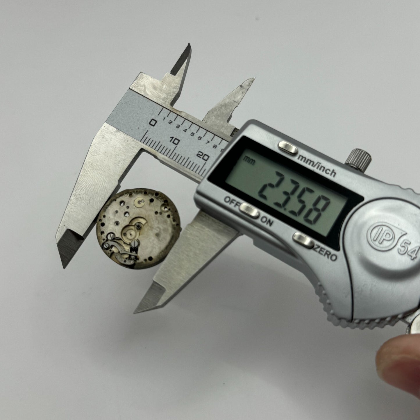 23.6mm Unidentified Cal 8028 Manual Wind Watch Movement Swiss Vintage PARTS