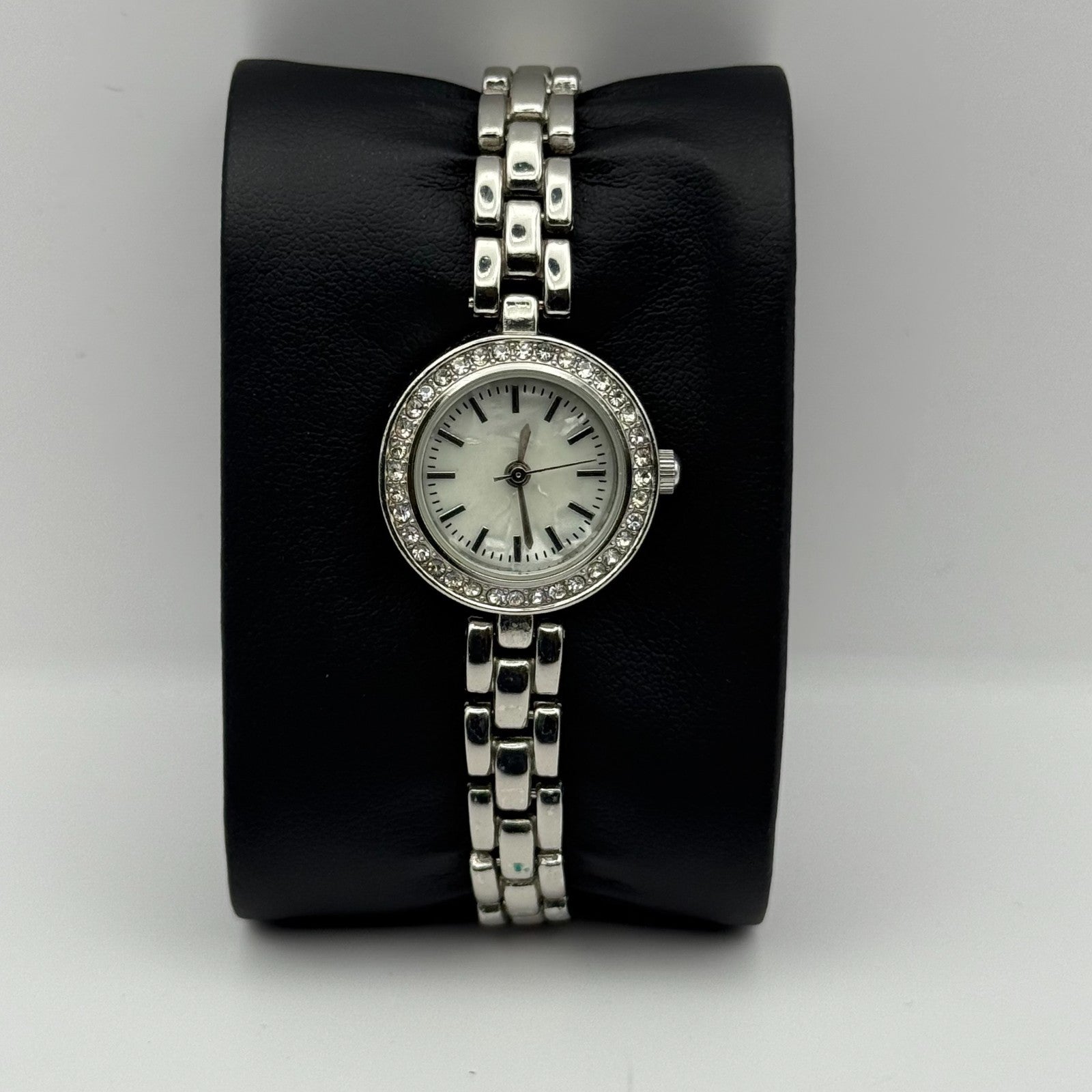 Avon Ladies Quartz Watch Mother of Pearl Dial Silver Tone Bracelet Working 21mm