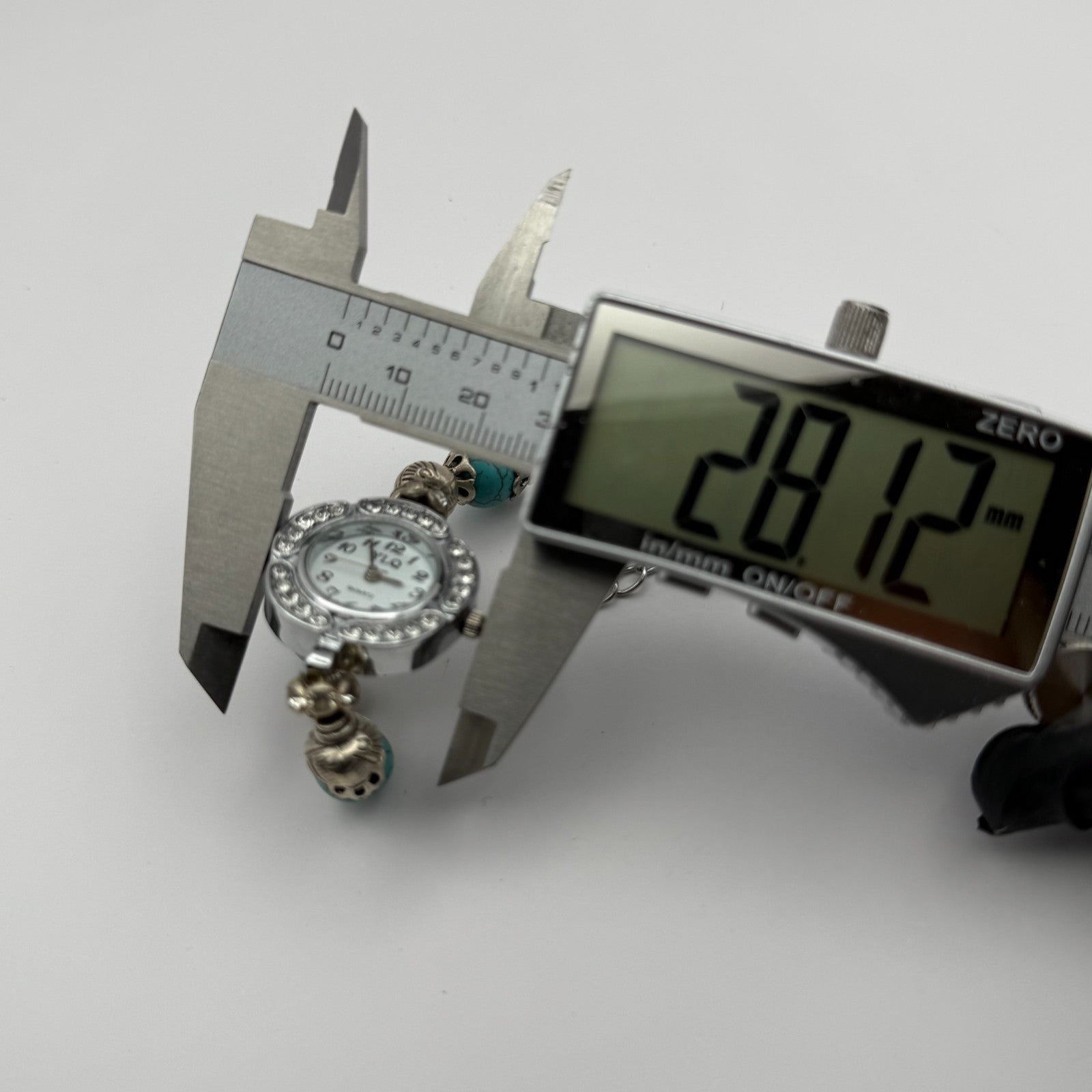 YLQ Ladies Quartz Watch Crystal Accents Beaded Design Bracelet Working 25mm