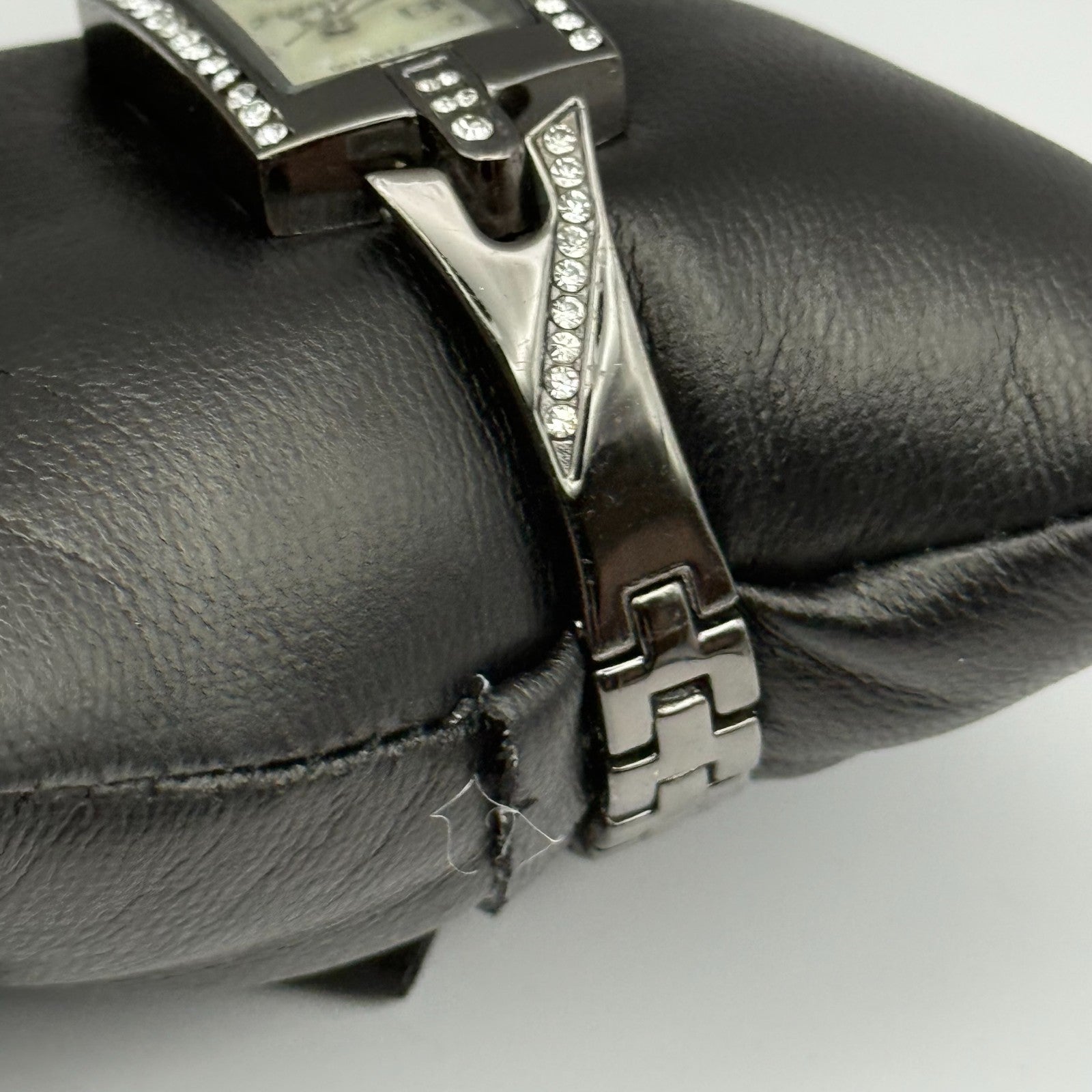 Figaro Italian Design Ladies Quartz Watch Crystal Accents Japan Working 19mm