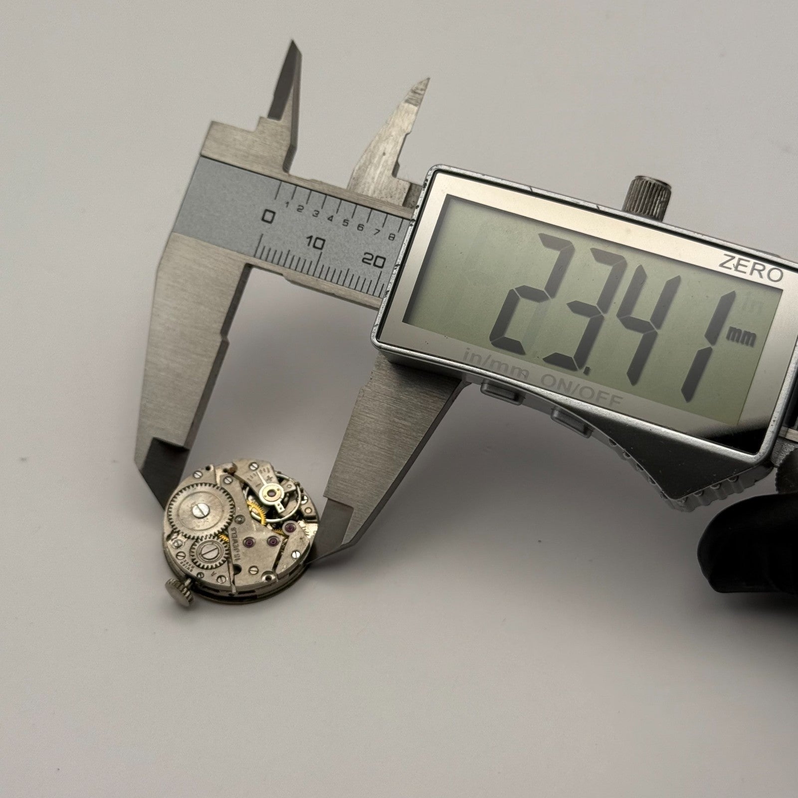 AS 984 Watch Movement Avia Manual Wind Vintage Swiss 15 Jewels Parts 23.4mm