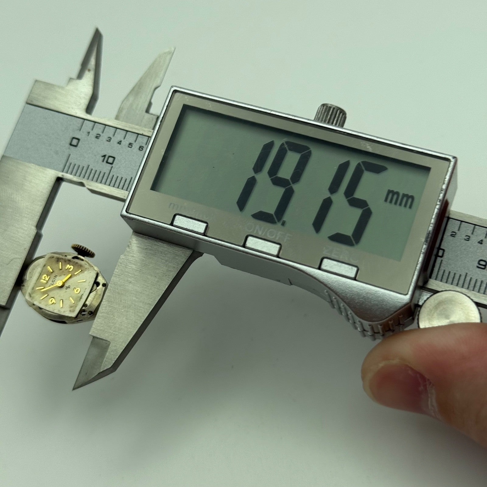 Elgin 662 Watch Movement 17 Jewels USA Vintage American Parts Repair 14.3mm