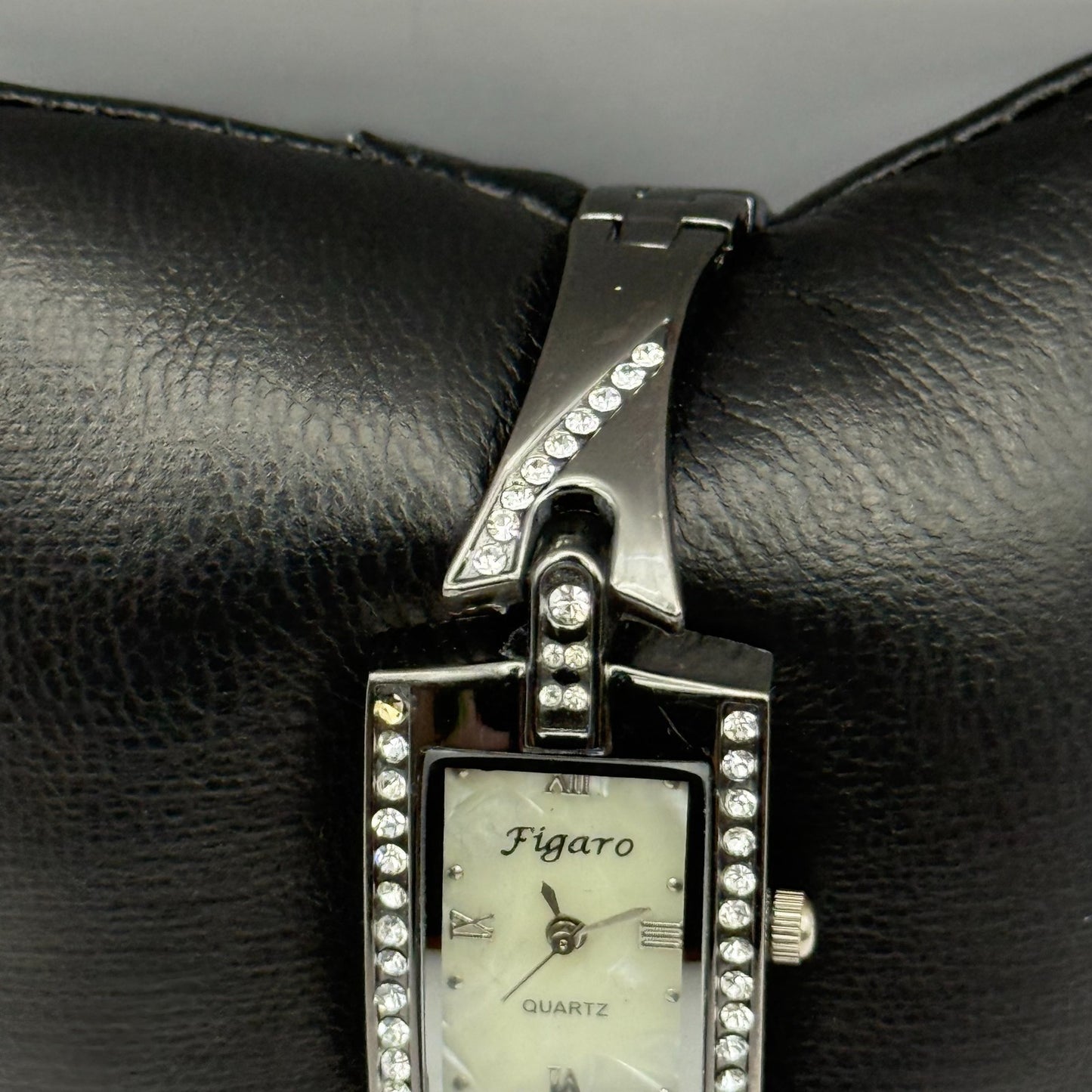 Figaro Italian Design Ladies Quartz Watch Crystal Accents Japan Working 19mm