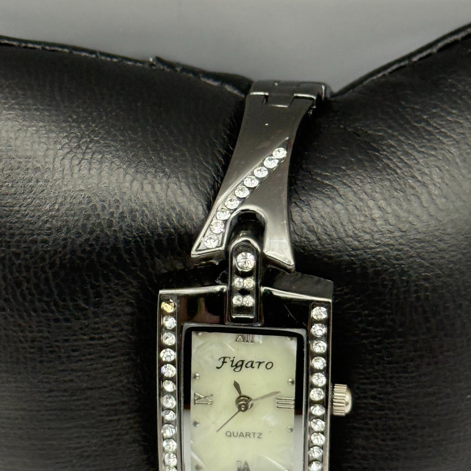 Figaro Italian Design Ladies Quartz Watch Crystal Accents Japan Working 19mm