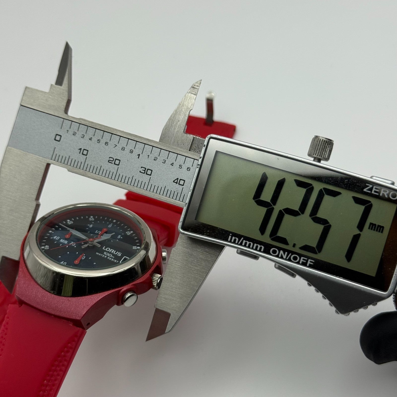 Lorus Men's Plastic Chronograph Quartz Watch v657-0020 Red 39mm Runs To Repair