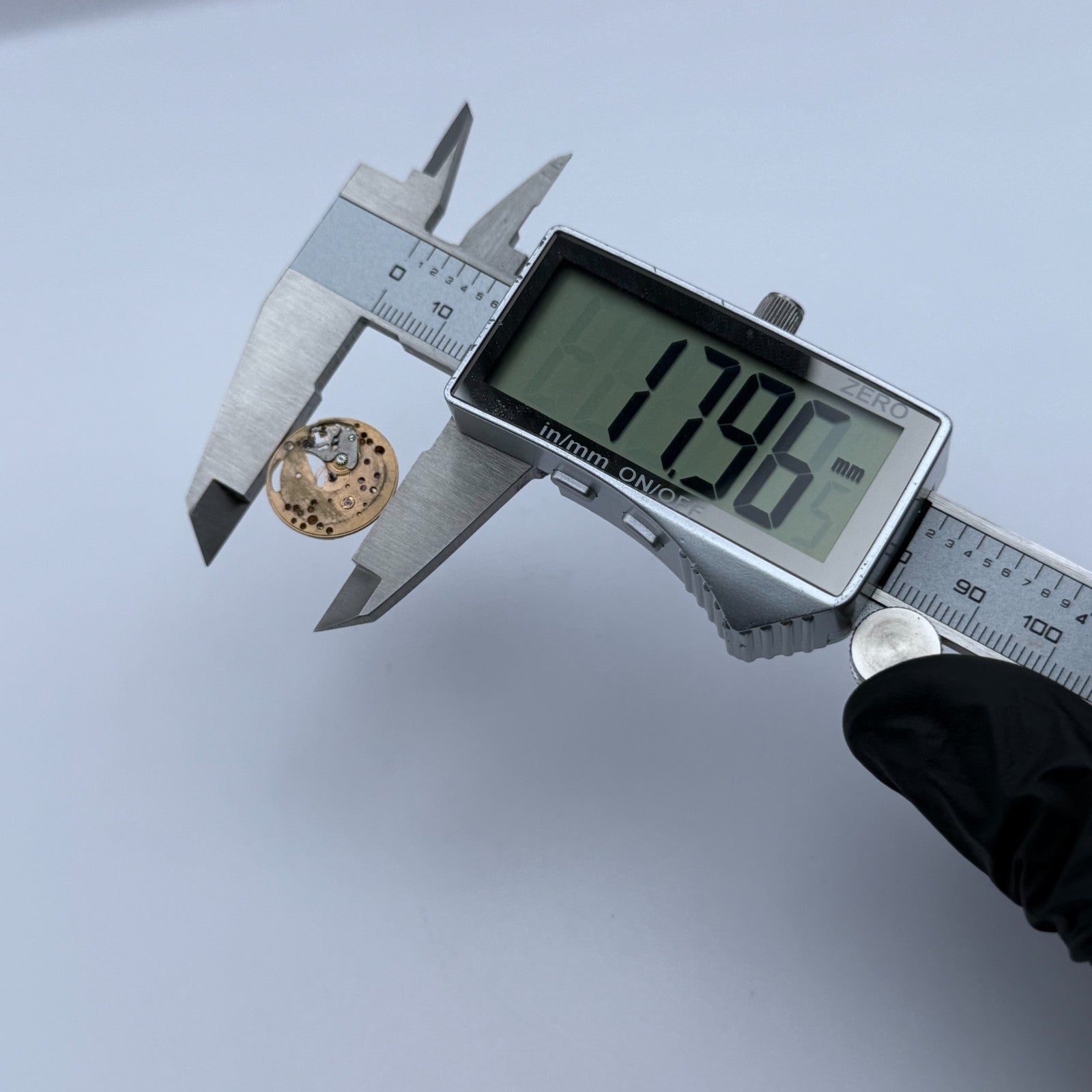 Omega Ladies 17 Jewels Watch Movement Vintage Swiss Parts Repair 17.9mm