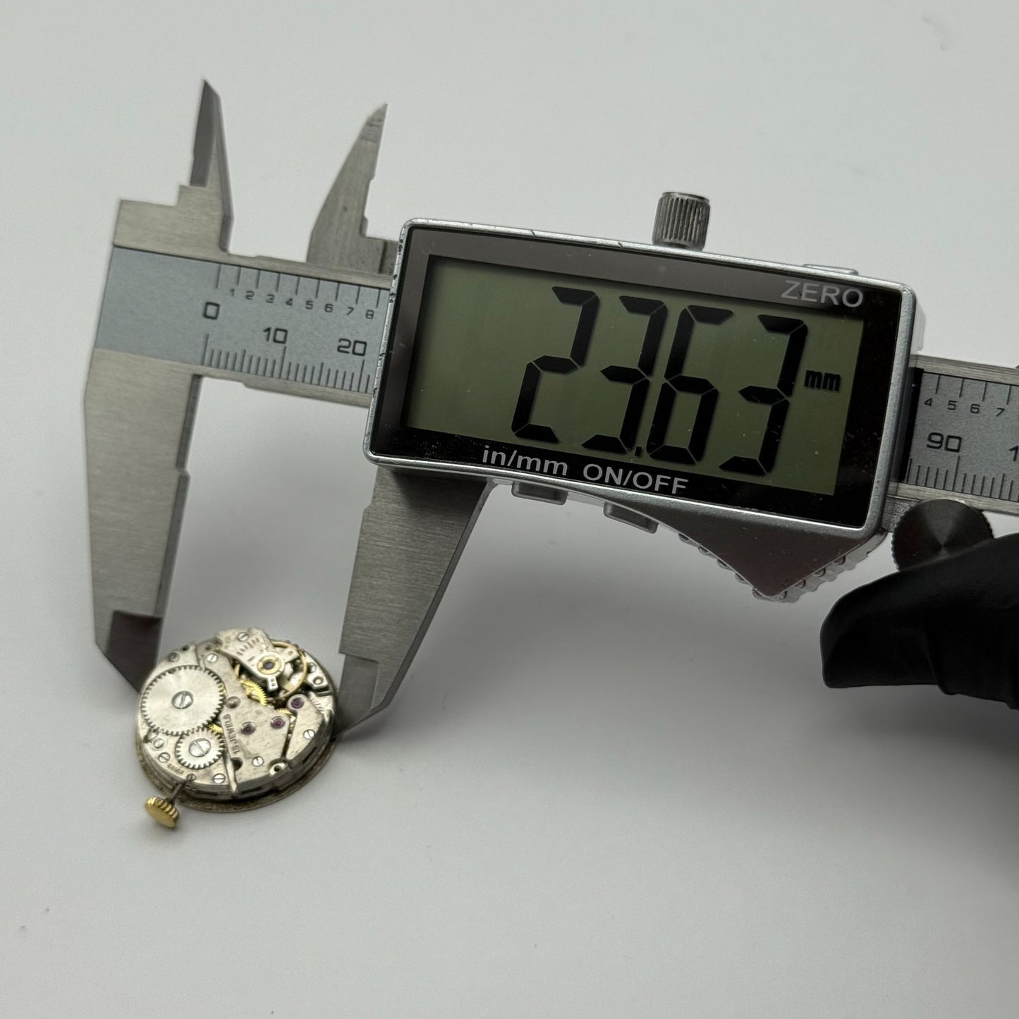 AS 1002 984 Watch Movement Avia Running Manual Wind Vintage Parts Repair 23.6mm