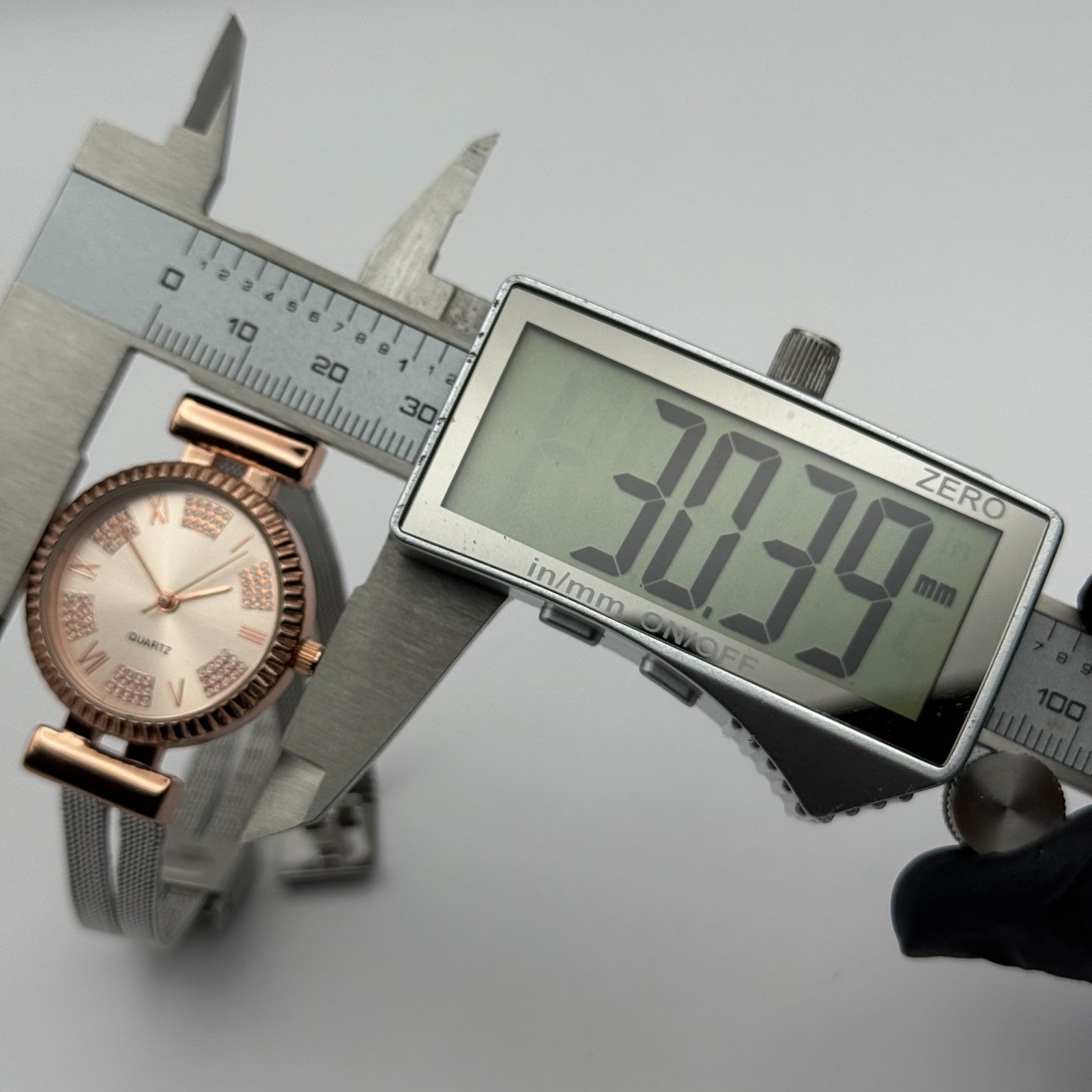 Avon Ladies Quartz Watch Crystal Accents Dial Mesh Strap Working 28mm 6 Inches