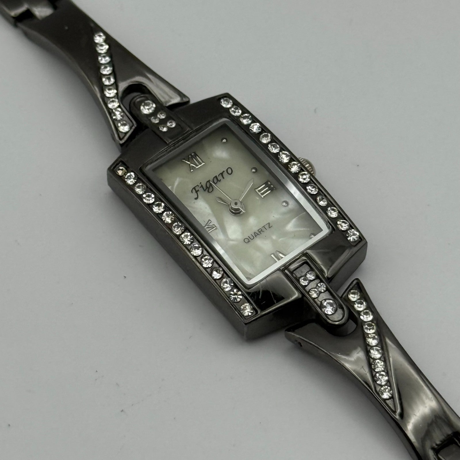 Figaro Italian Design Ladies Quartz Watch Crystal Accents Japan Working 19mm