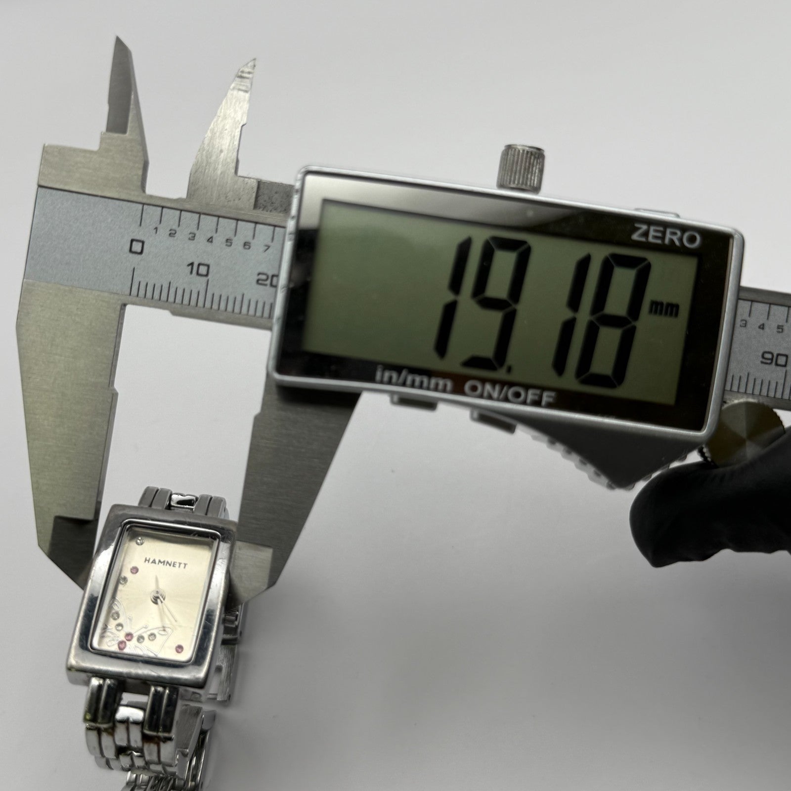 Hamnett Ladies Quartz Watch Butterfly Dial Silver Tone Bracelet Working 19mm