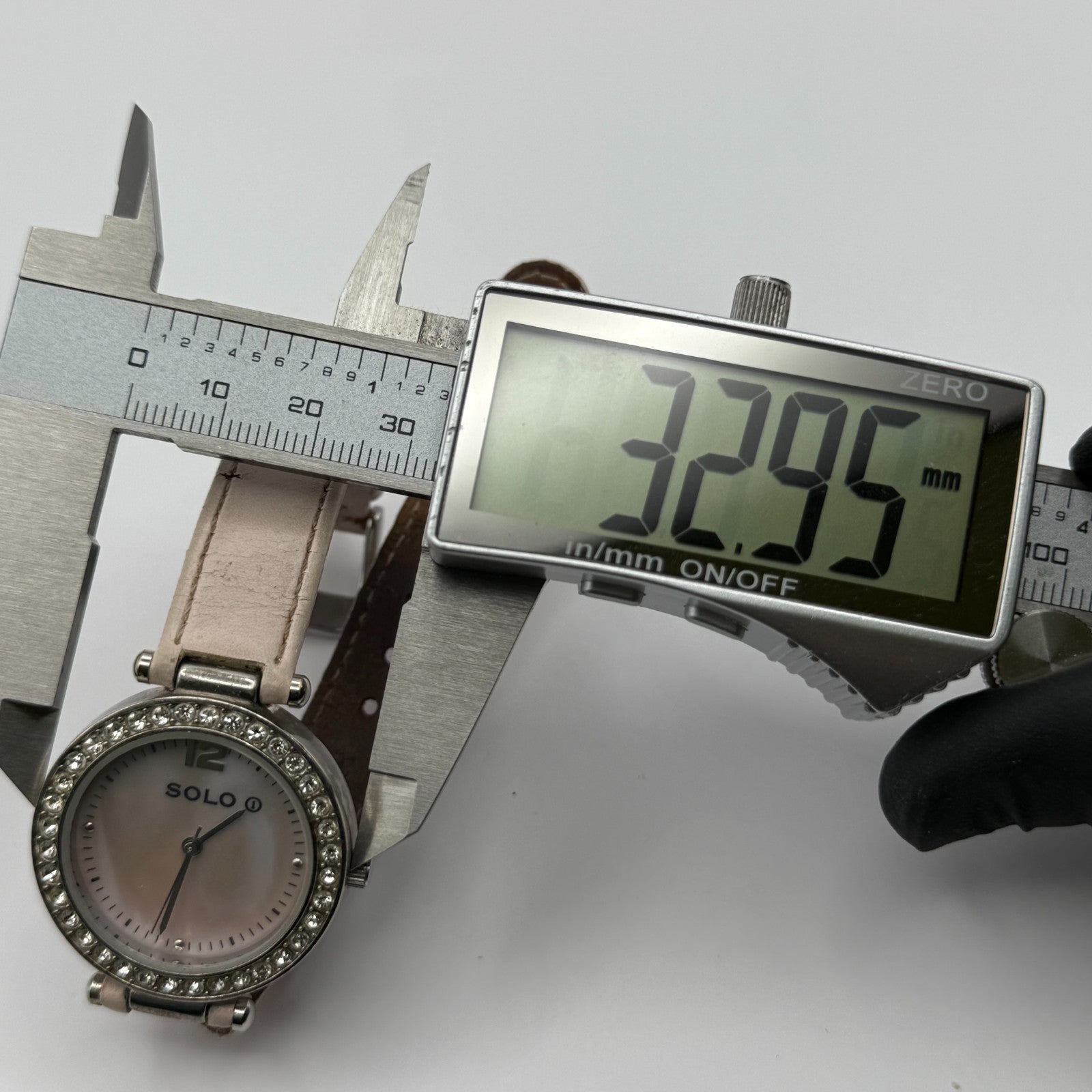 Solo Ladies Quartz Watch MOP Dial Crystal Accents Leather Strap Working 33mm