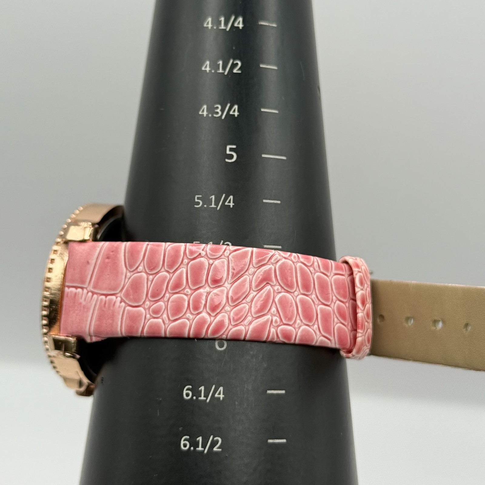 Womage Ladies Quartz Watch Eiffel Tower Design Crystal Accent Working 37mm