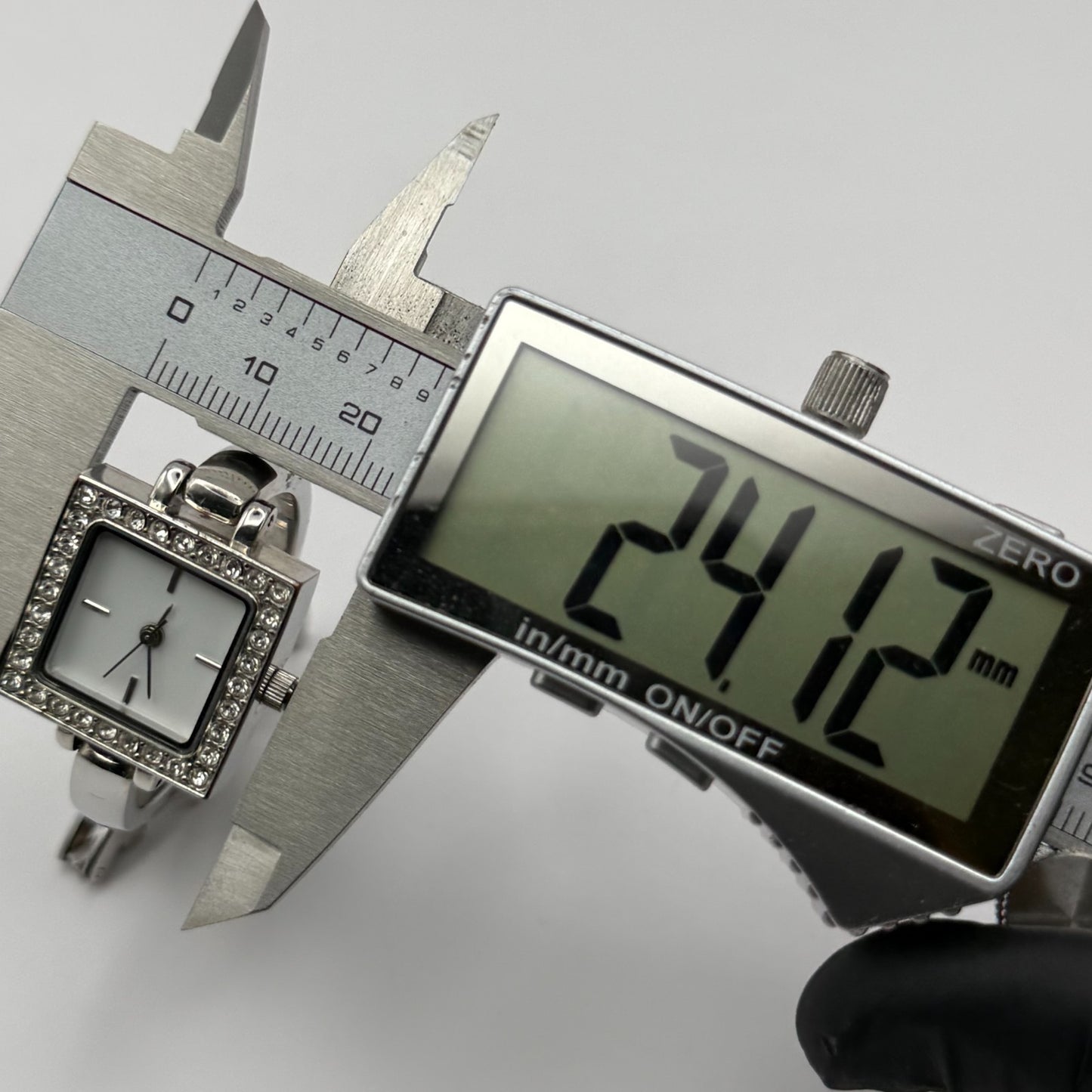 Avon Ladies Quartz Watch Square White Dial Silver Tone Bracelet Working 21mm