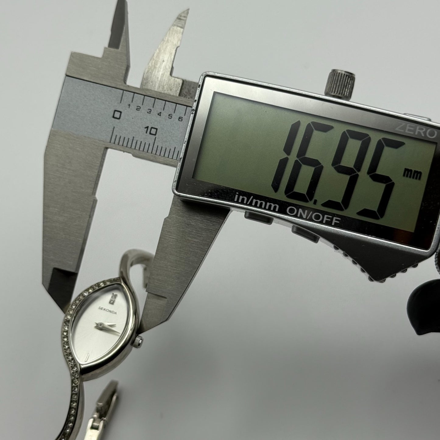 Sekonda Ladies Quartz Watch Crystal Accents Silver Tone Bracelet Working 17mm