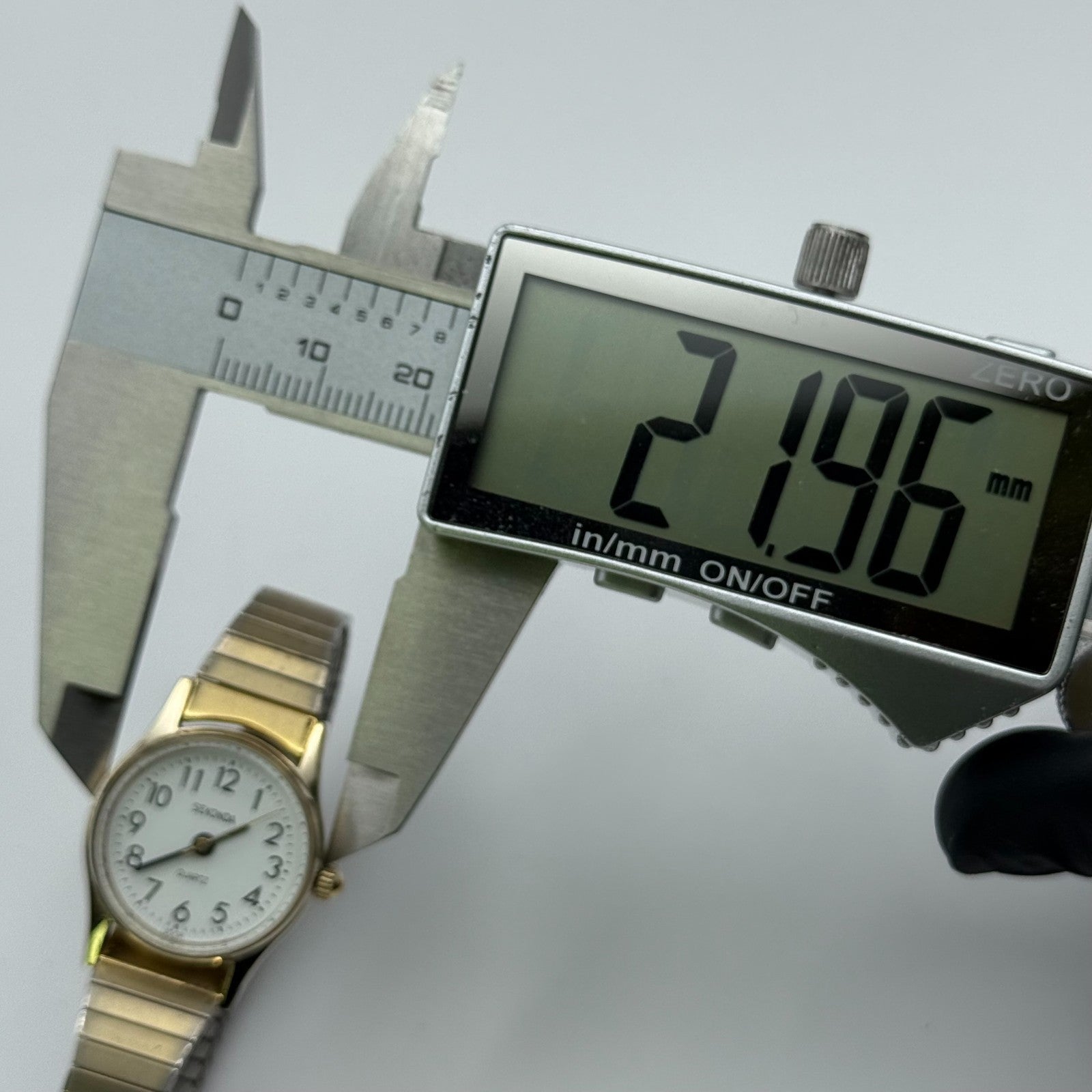 Sekonda USSR Ladies Quartz Watch White Dial Gold Tone Stretch Band Working 22mm