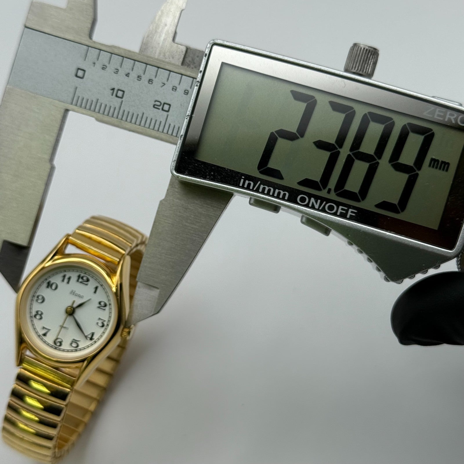 Hana Ladies Quartz Watch White Dial Gold Tone Expandable Band Steel Working 23mm