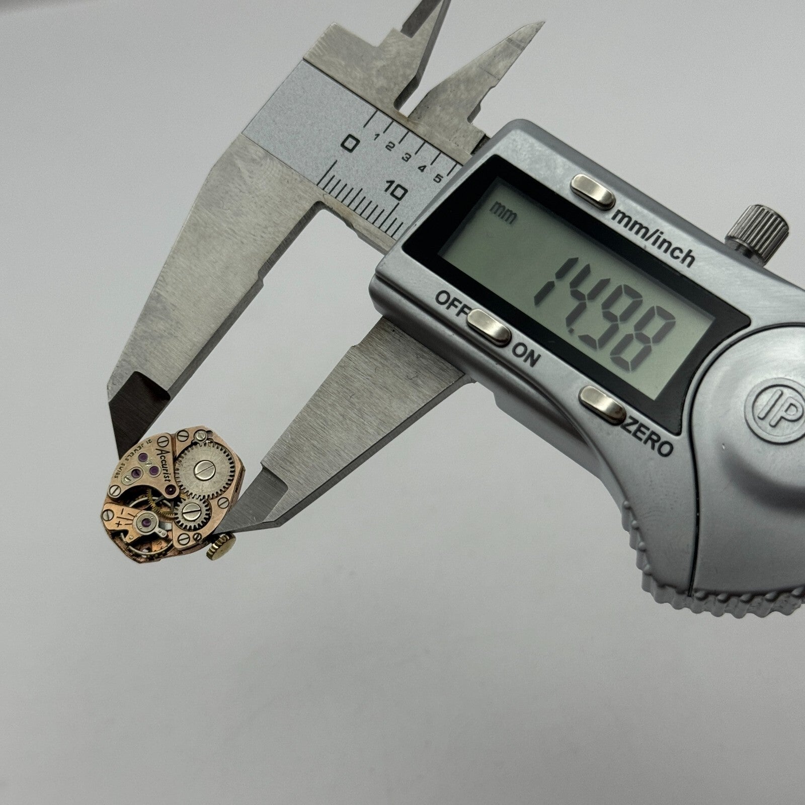 15mm Ladies Accurist FHF 60 Manual Wind Watch Movement Swiss Vintage PARTS