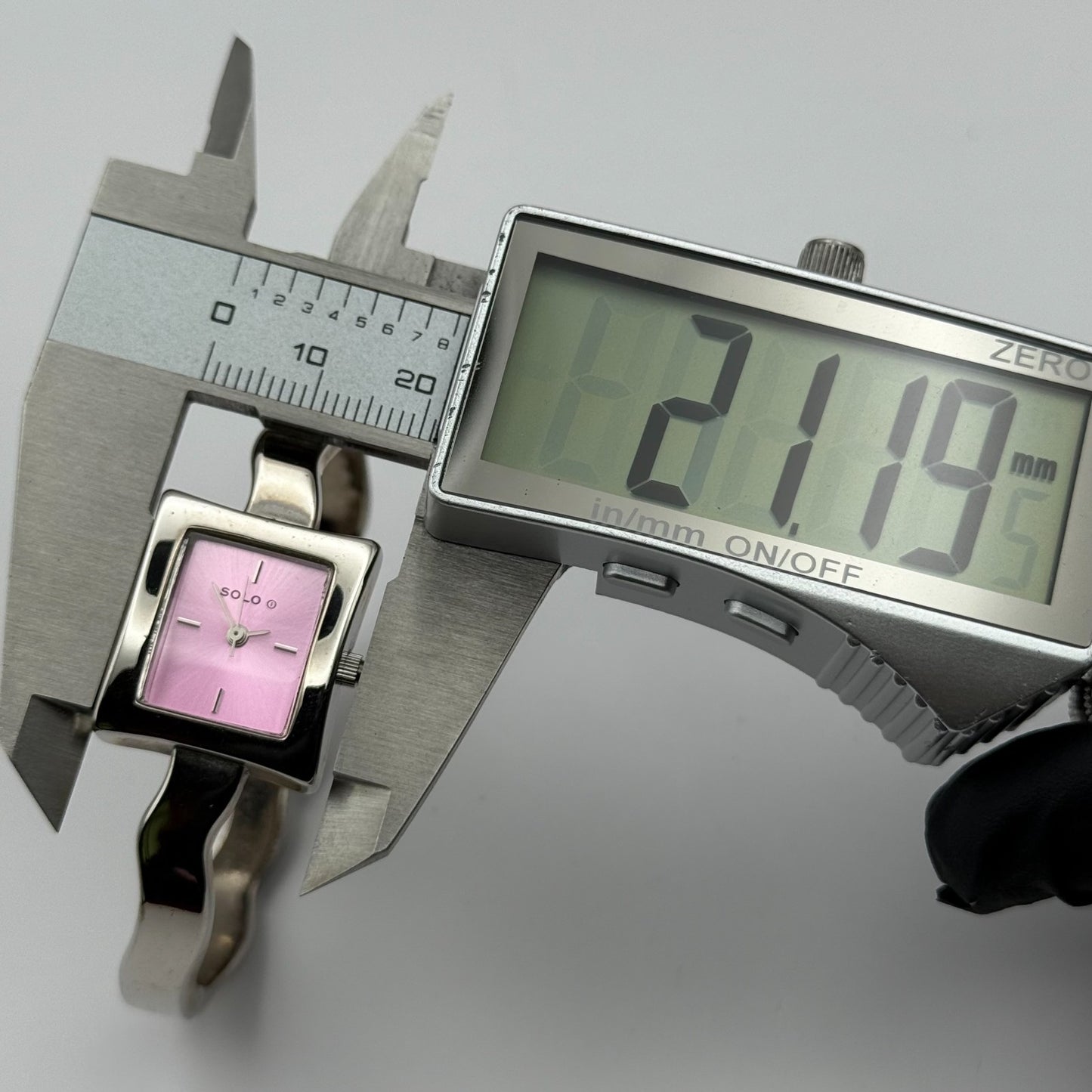 Solo Ladies Quartz Watch Pink Dial Silver Tone Bangle Working 20mm 6 Inches