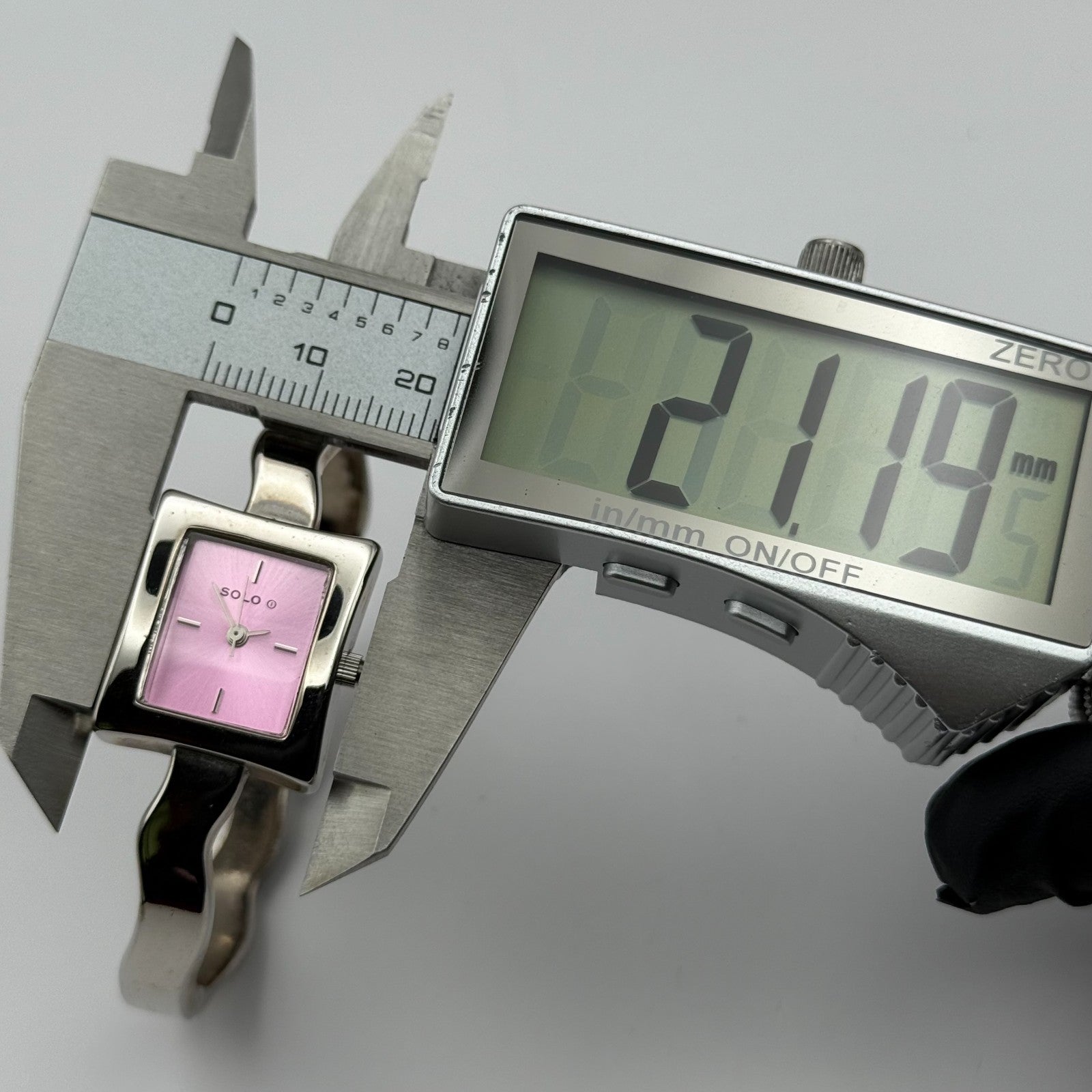 Solo Ladies Quartz Watch Pink Dial Silver Tone Bangle Working 20mm 6 Inches