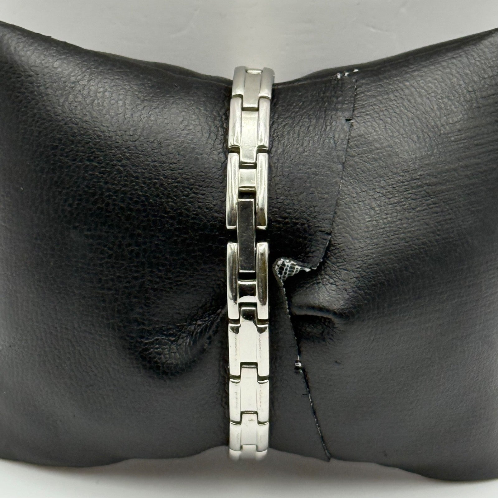 Working Accurist Ladies Purple Dial Silver Tone 19mm Quartz Watch LB327 Japan