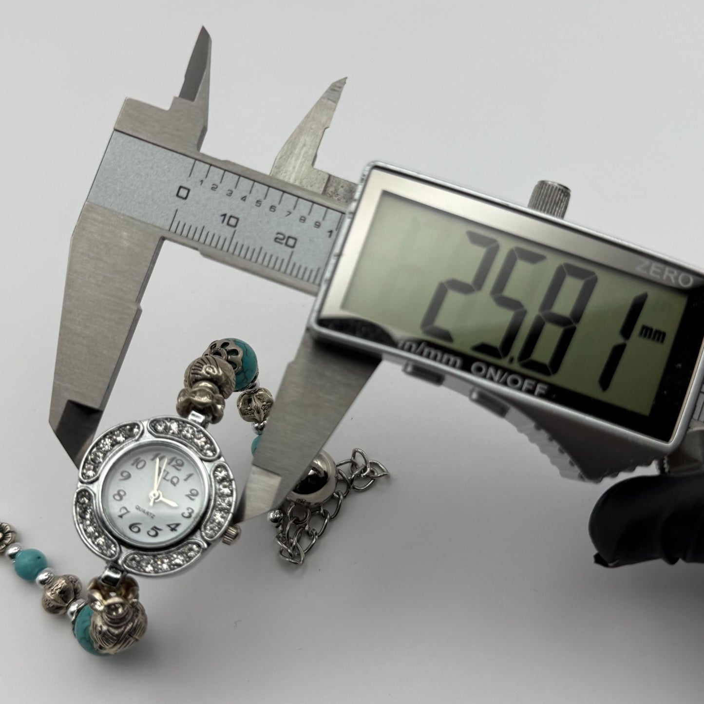 YLQ Ladies Quartz Watch Crystal Accents Beaded Design Bracelet Working 25mm