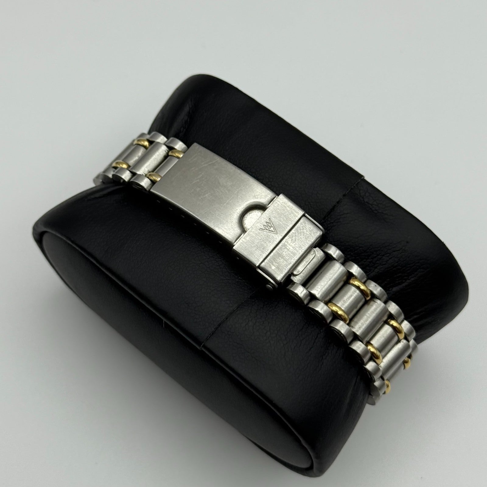 29mm Working Ladies Accurist WR50 Two Tone Date Dial Quartz Watch 5.5 Inches