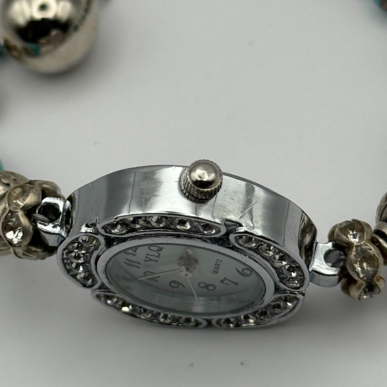 YLQ Ladies Quartz Watch Crystal Accents Beaded Design Bracelet Working 25mm
