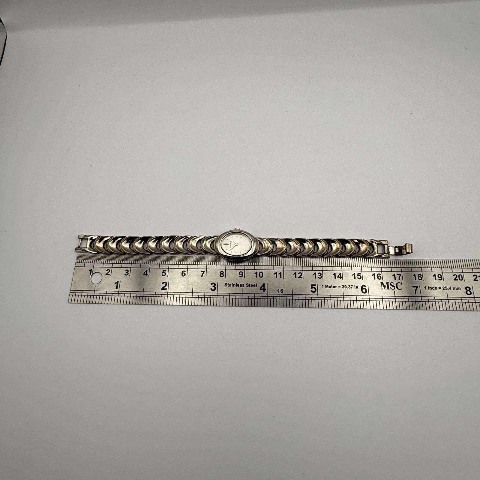 Seiko Ladies Quartz Watch Oval Dial Silver Tone Bracelet Japan Working 16mm