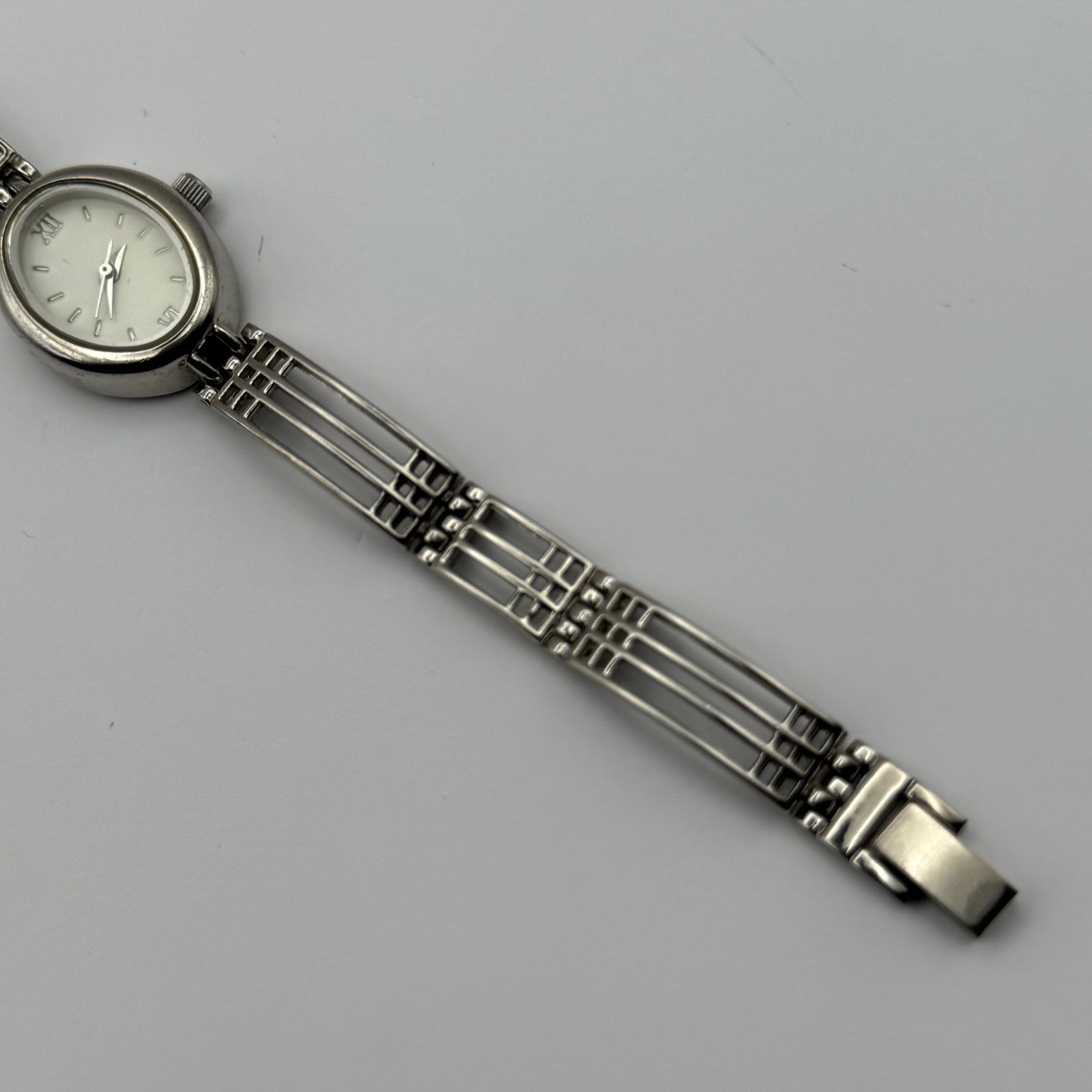 Ladies Quartz Watch Oval White Dial Silver Tone Bracelet Working 18mm 6 Inches