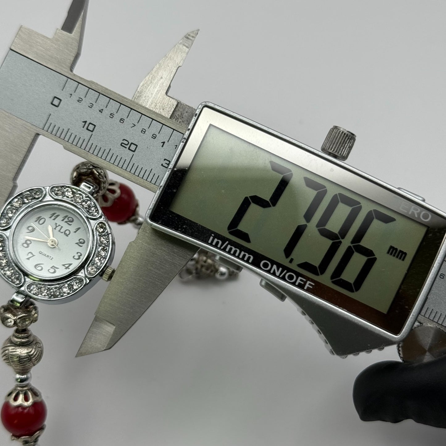 YLQ Ladies Quartz Watch Crystal Accent Case Red Beaded Bracelet Working 25mm